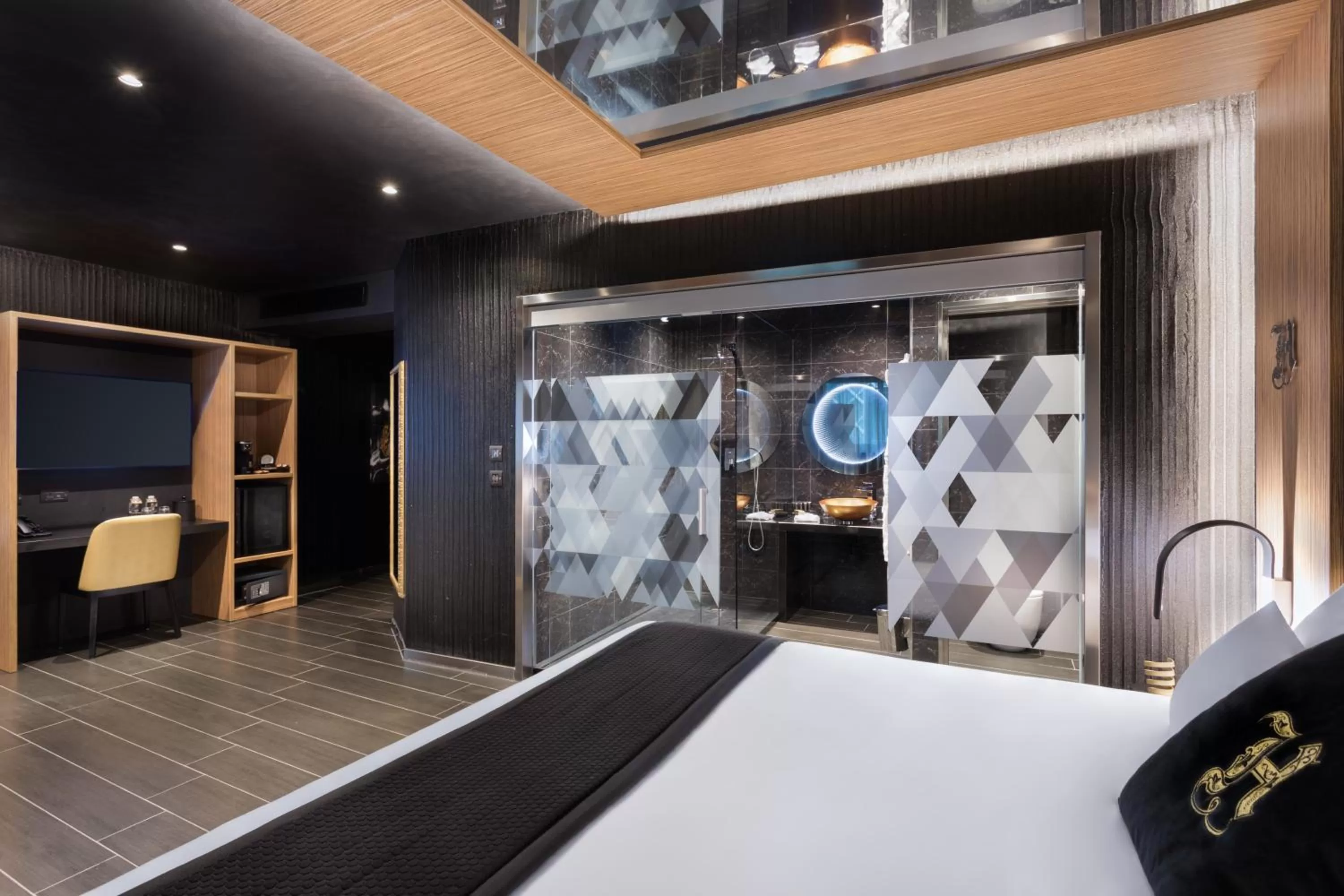 Shower, Bed in H Hotel & SPA - Adults Only