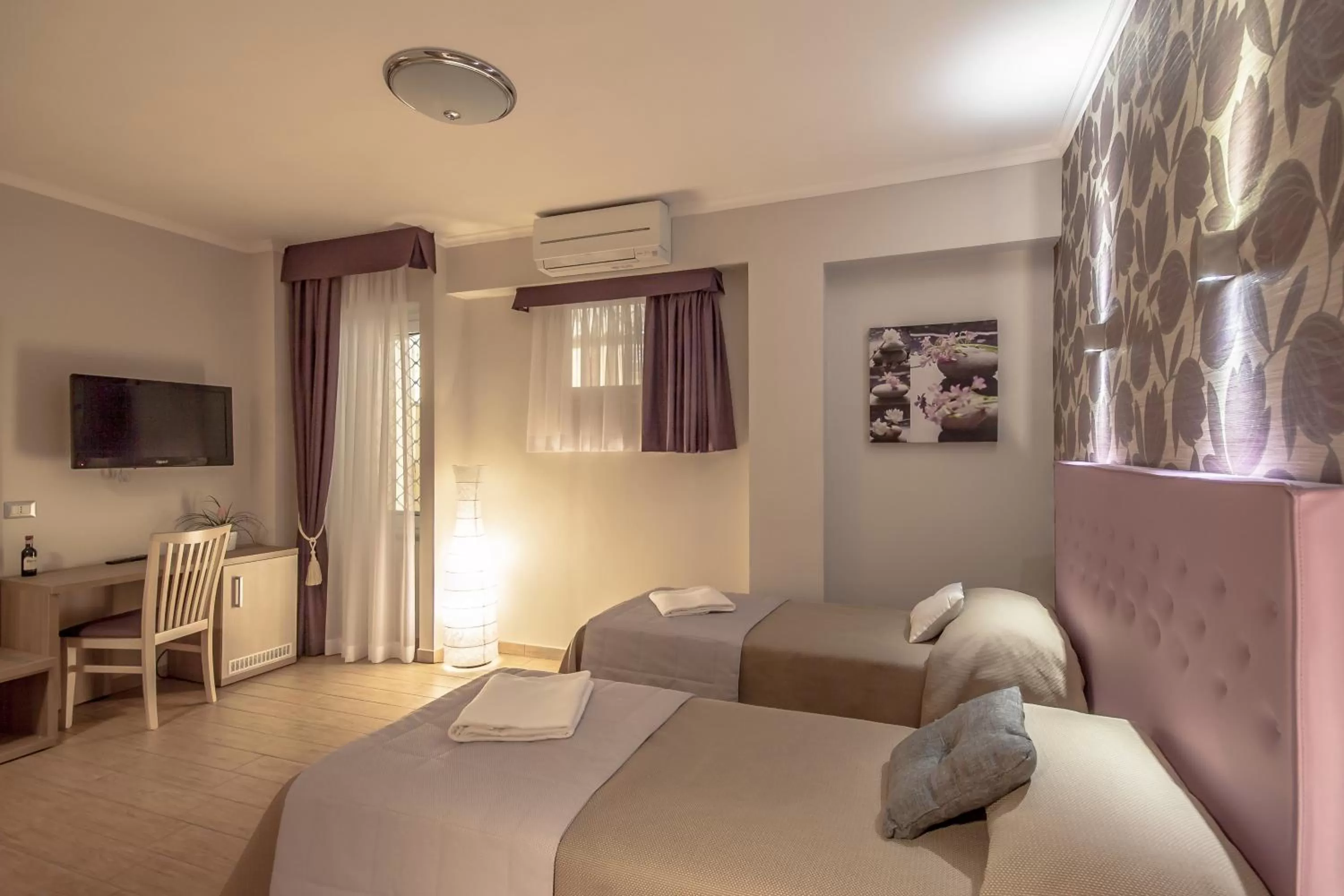 Bedroom, Bed in Rome Kings Suite