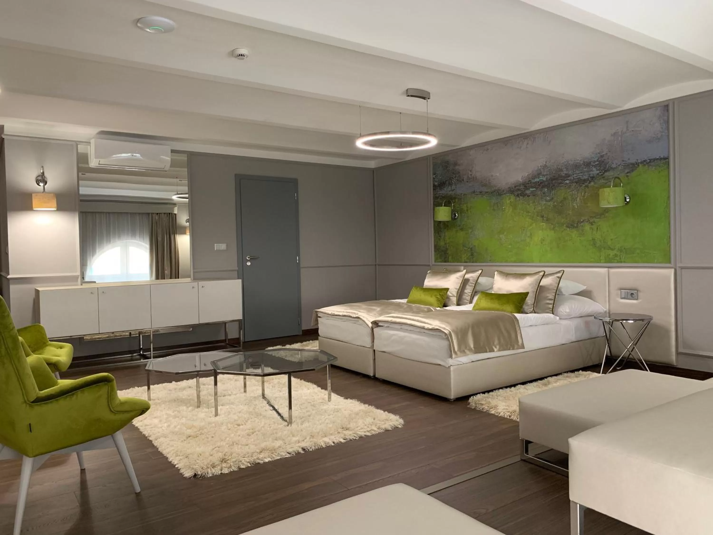 Bed, Seating Area in Boutique Hotel Center