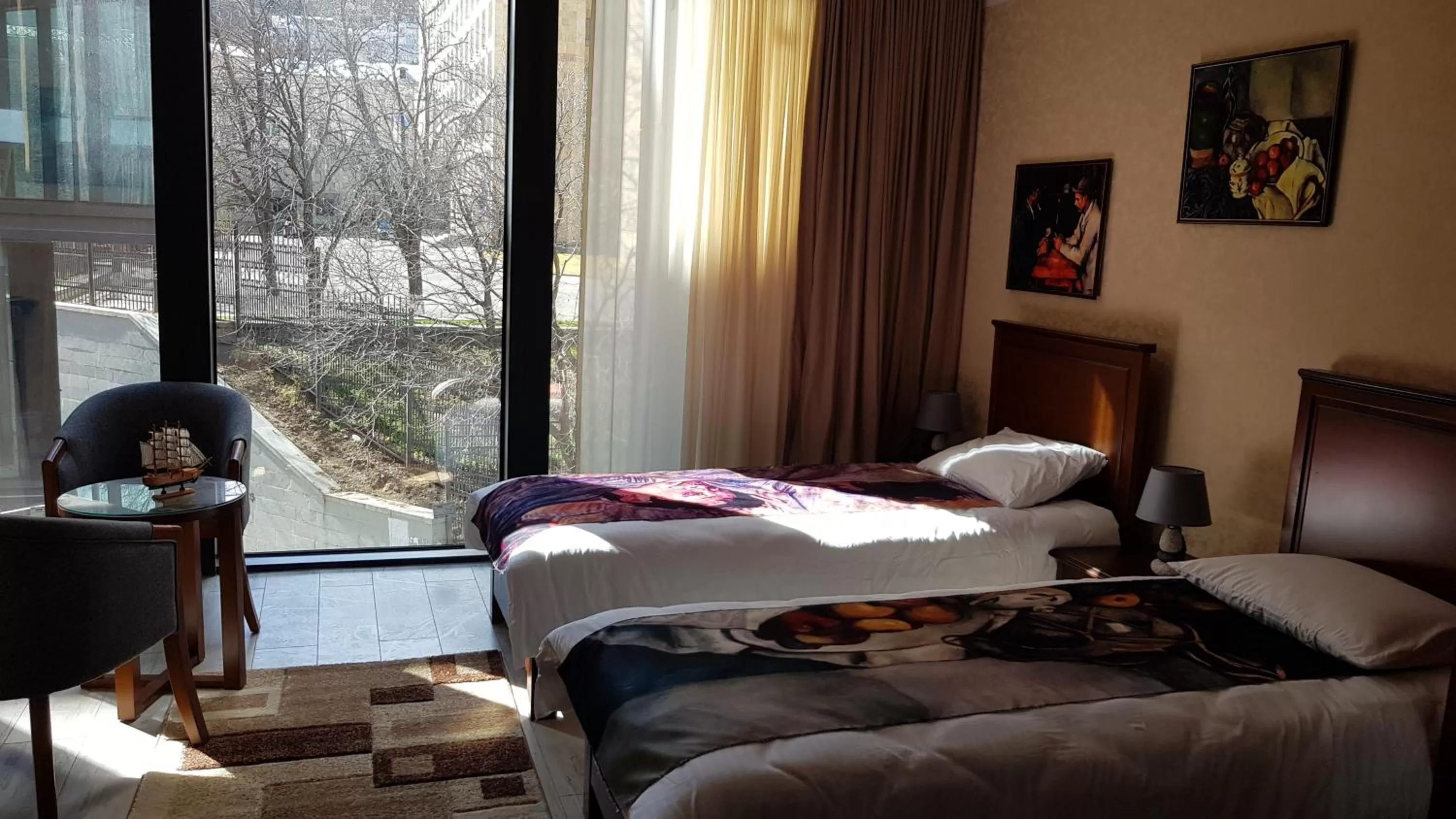 Photo of the whole room, Bed in Hotel Liberty Theatre