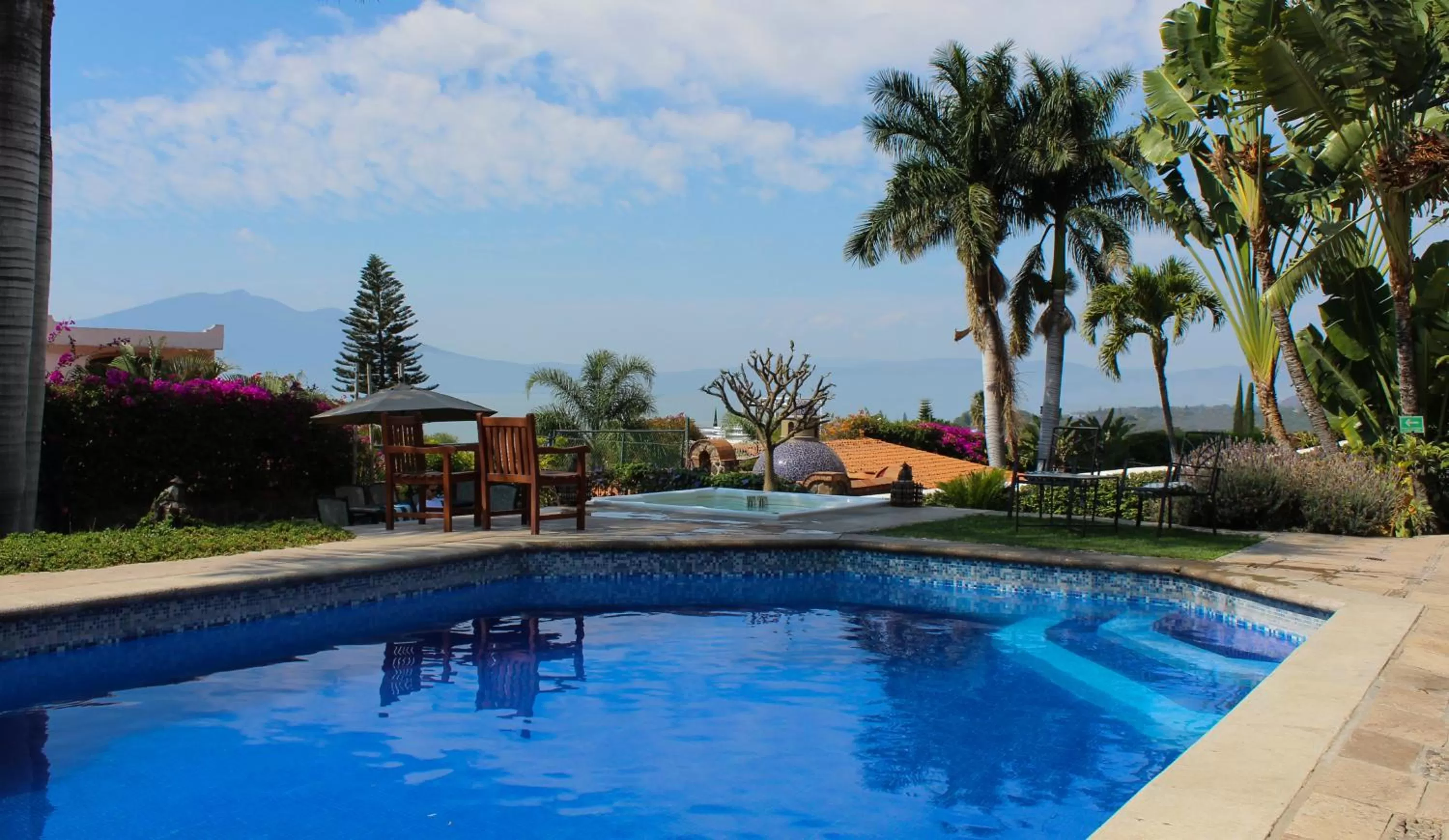 Swimming pool in Hotel Lindo Ajijic Bed & Breakfast
