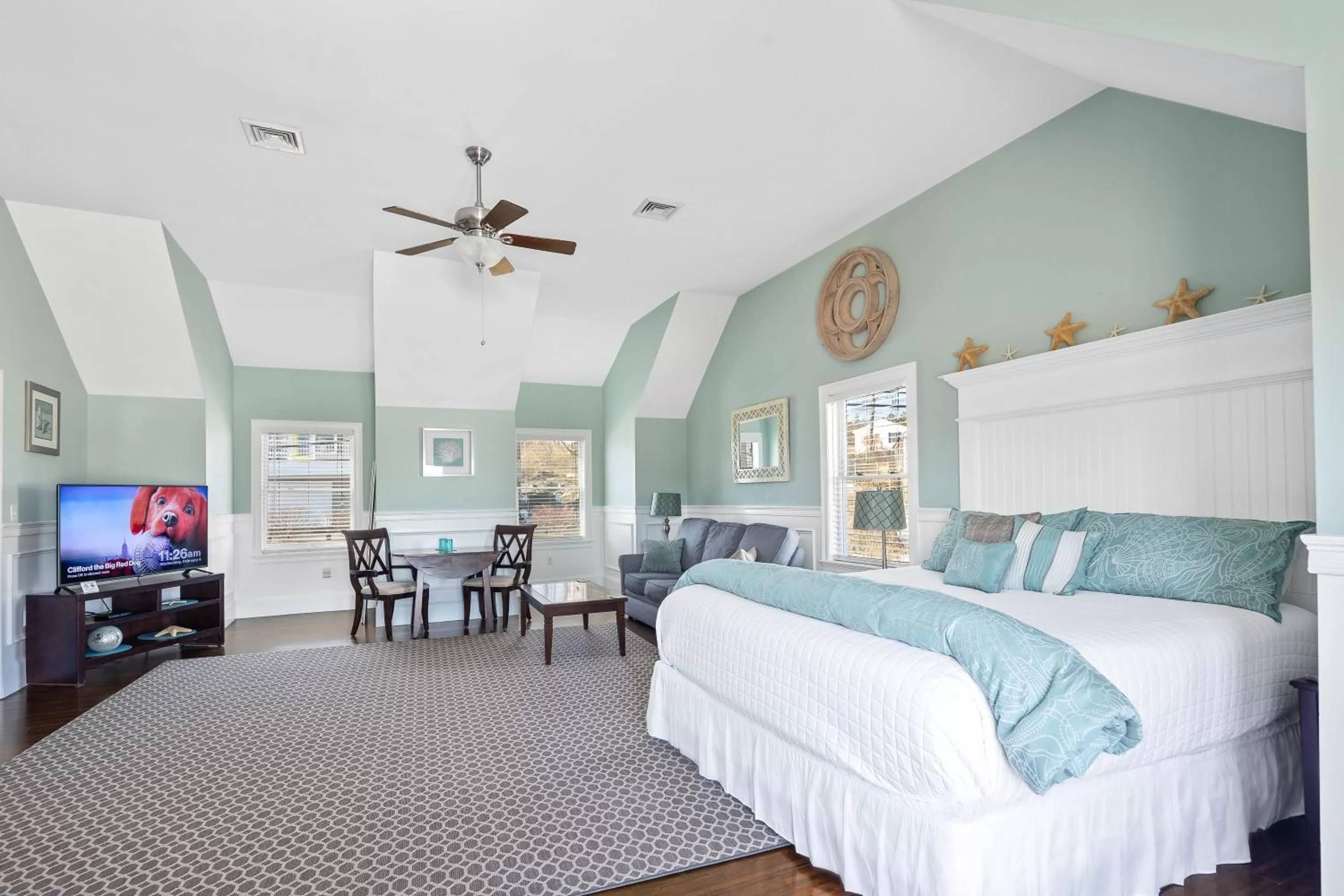 Bed in The Beacon Waterfront Inn