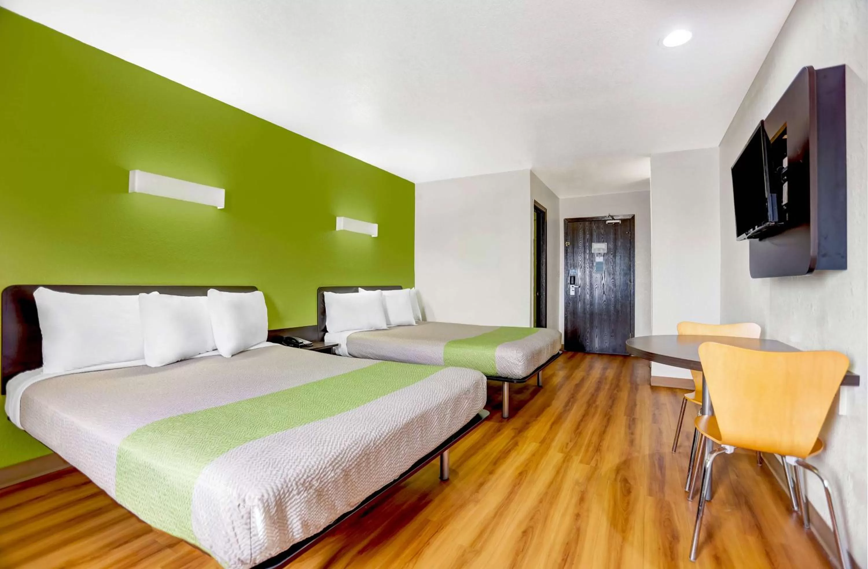 TV and multimedia, Bed in Motel 6-Moriarty, NM