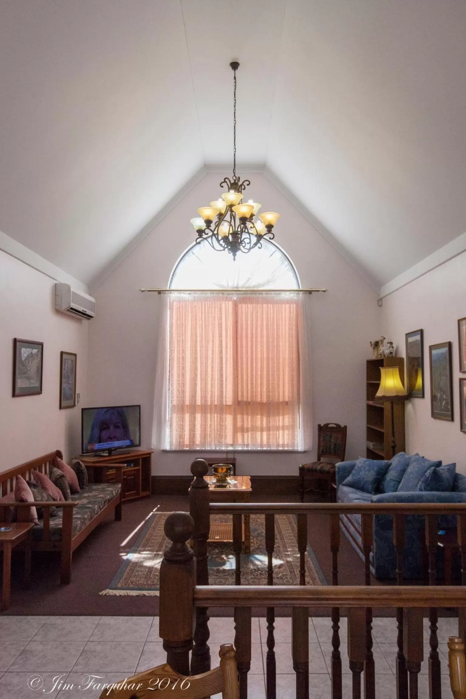 Communal lounge/ TV room in Aarn House B&B Airport Accommodation