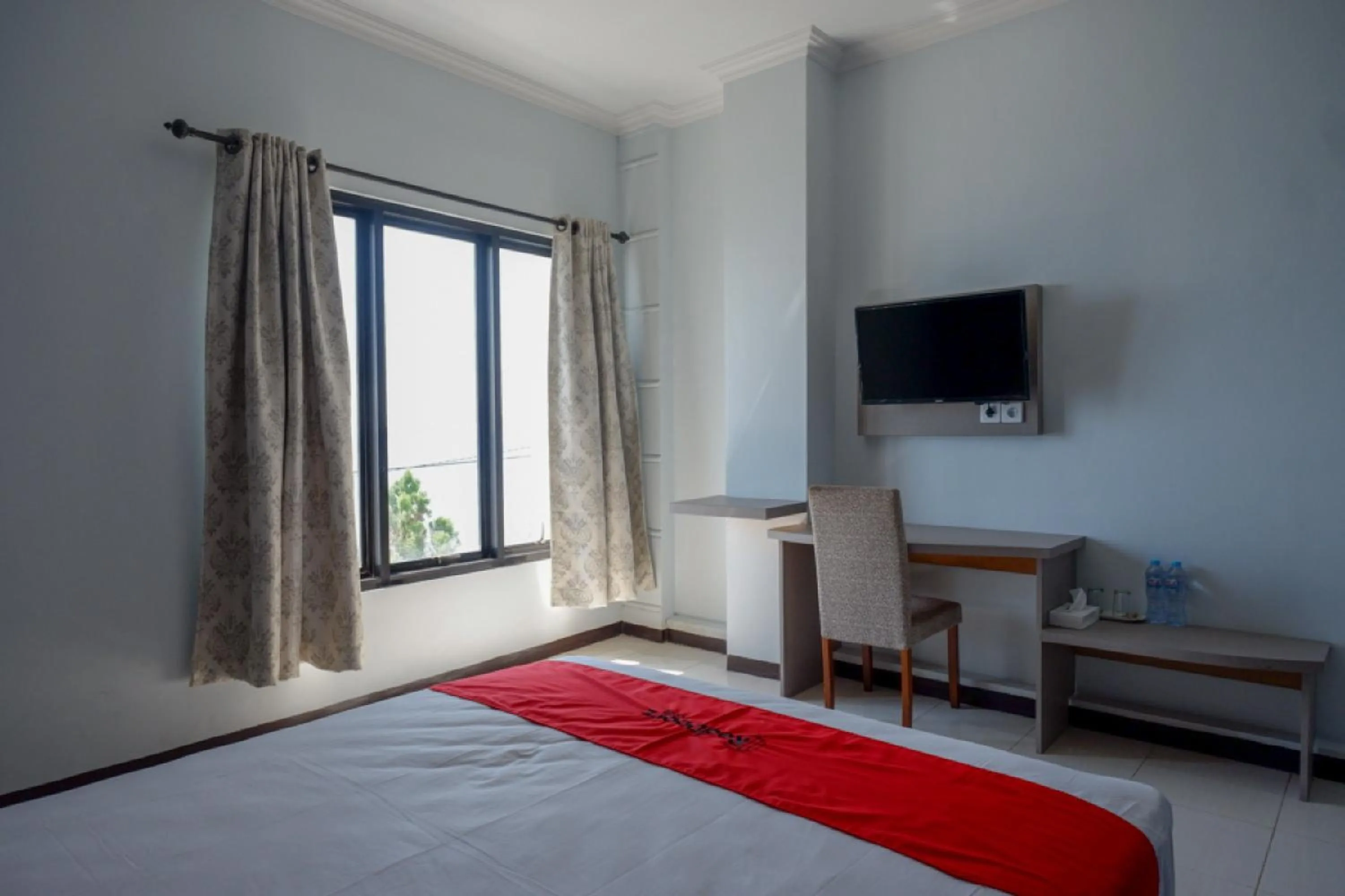 Bedroom, Bed in RedDoorz Plus Syariah @ Hotel Boulevard Luwuk