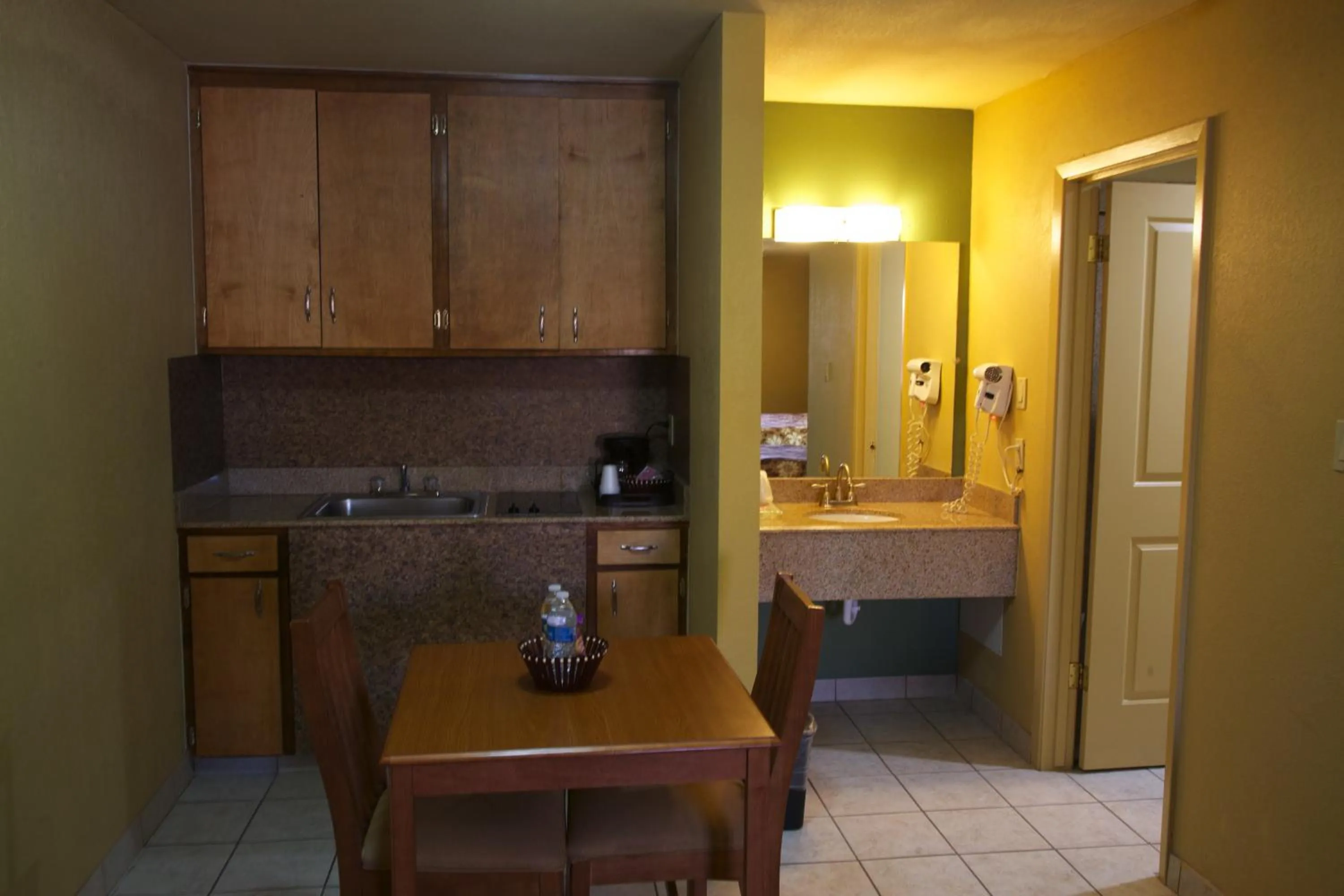 Kitchen or kitchenette in Coach Light Inn