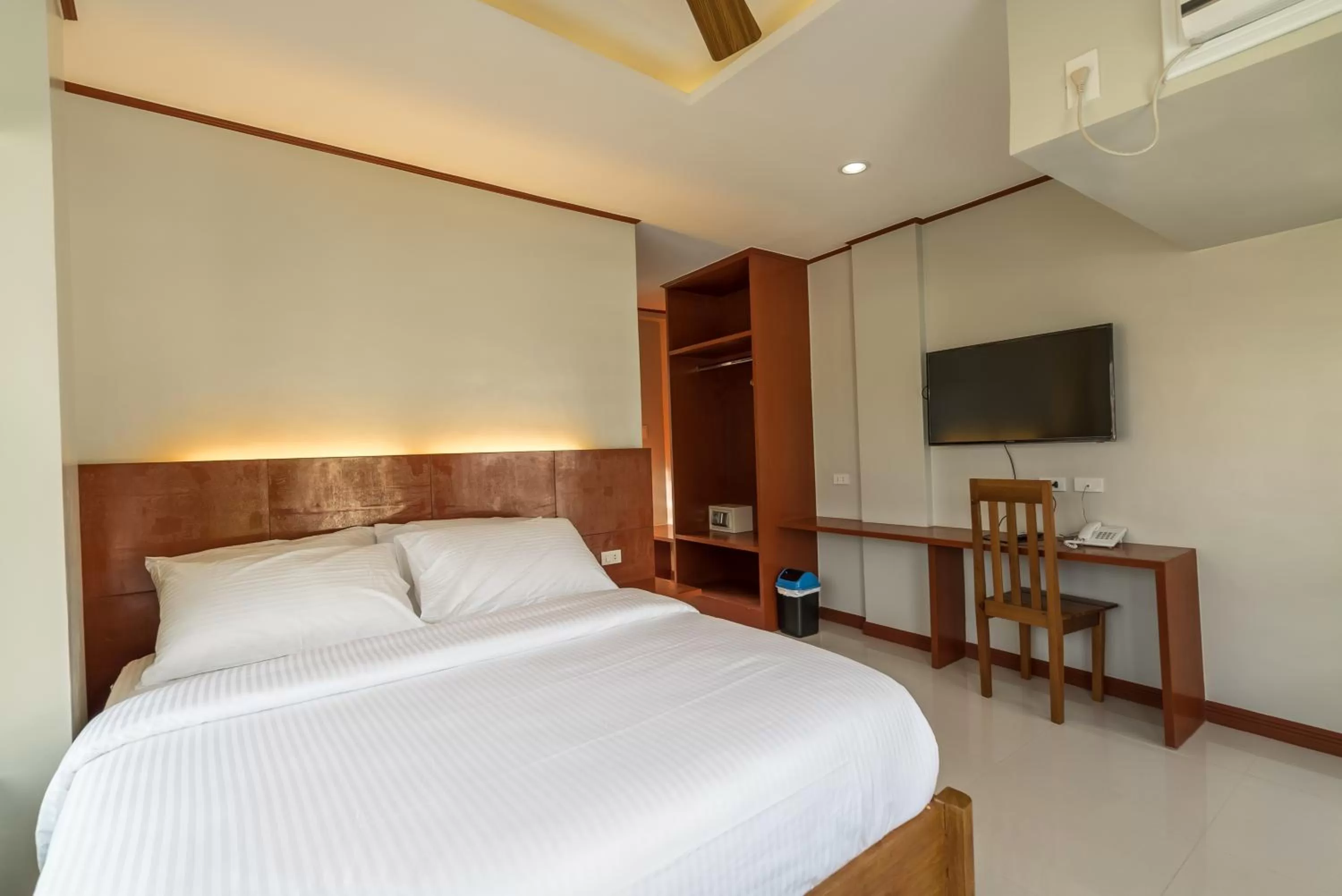 Bed in Coral Cliff Hotel