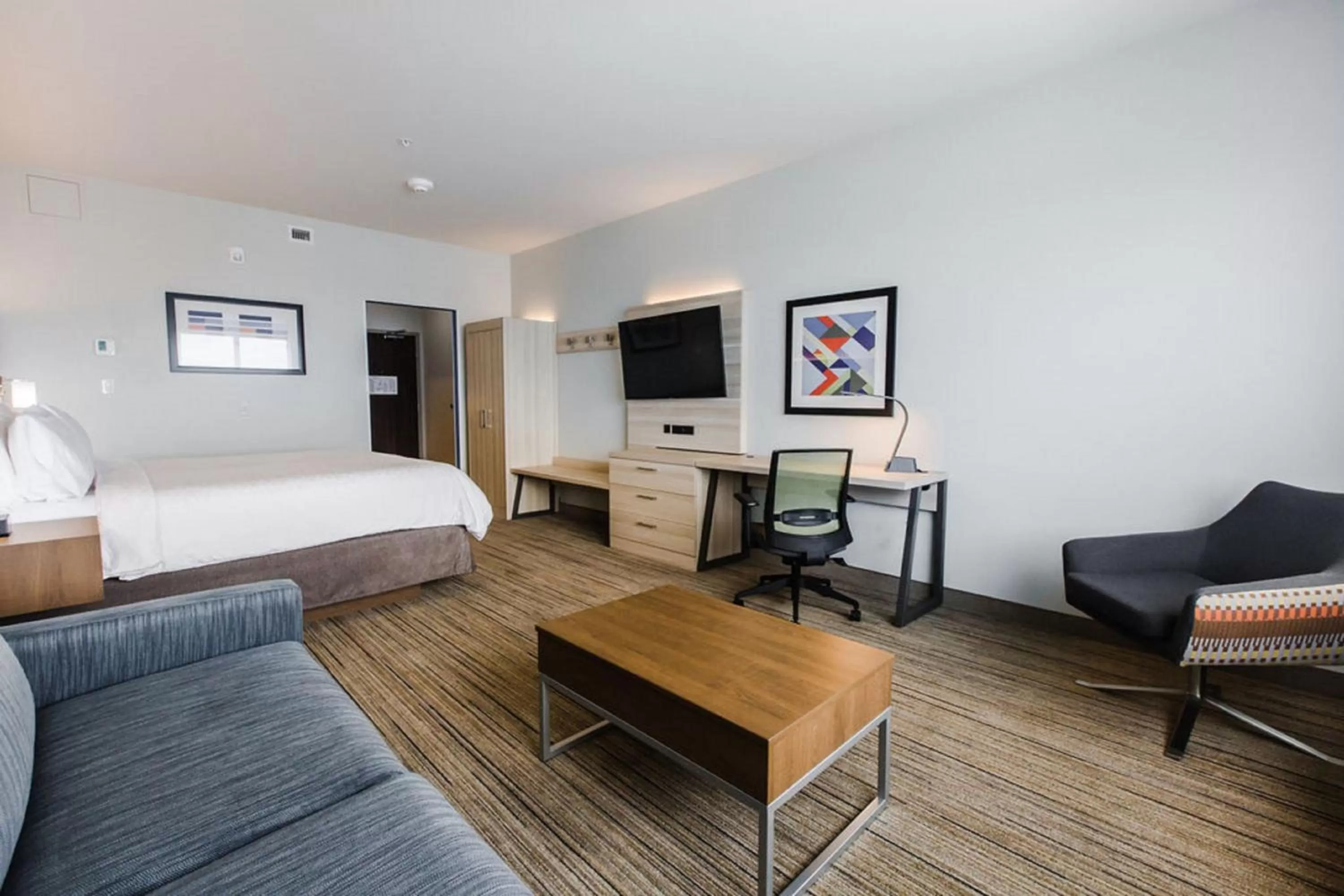 Photo of the whole room, Bed in Holiday Inn Express & Suites Edmonton N - St Albert by IHG