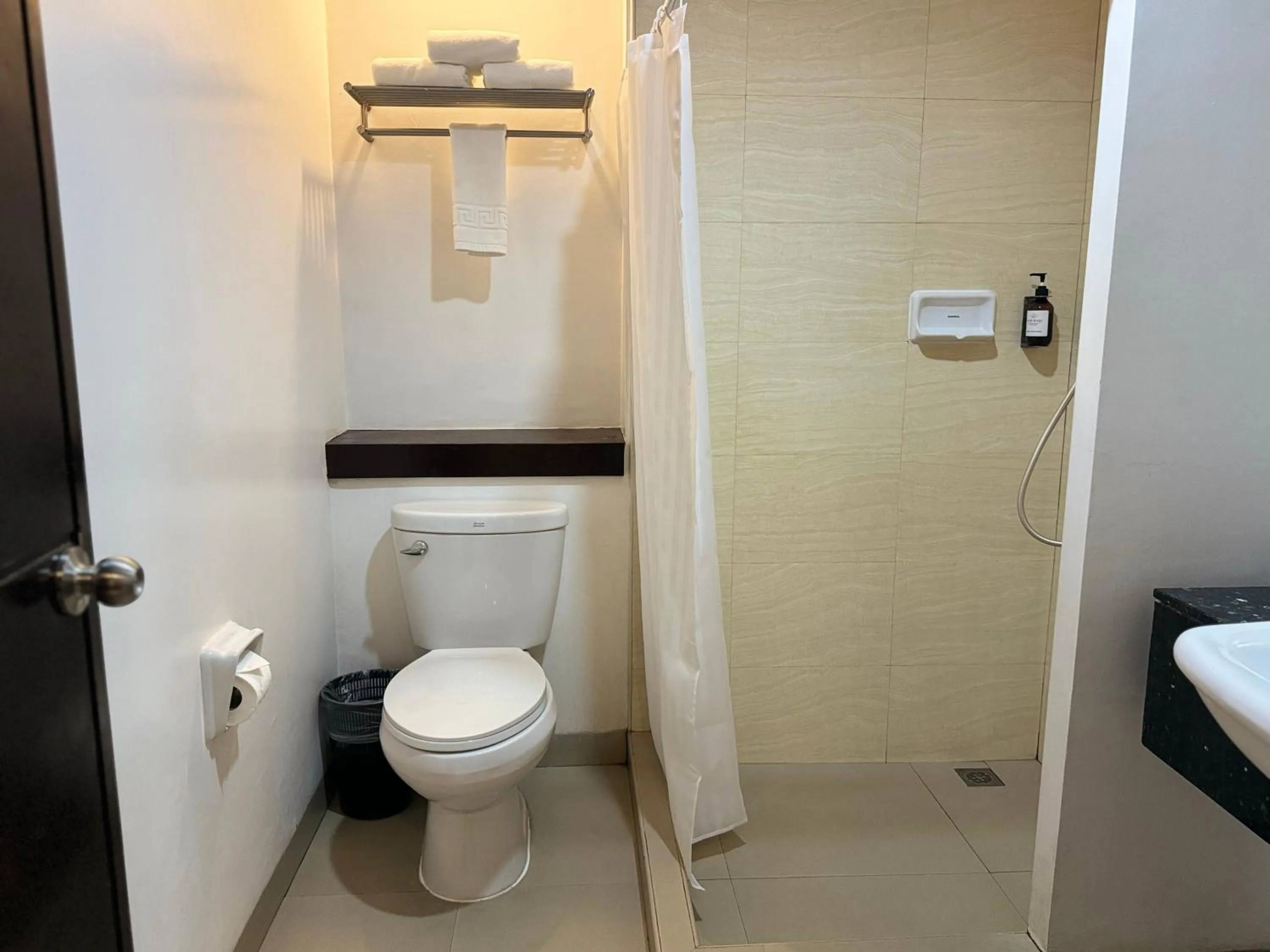 Shower in Circle Inn - Iloilo City Center