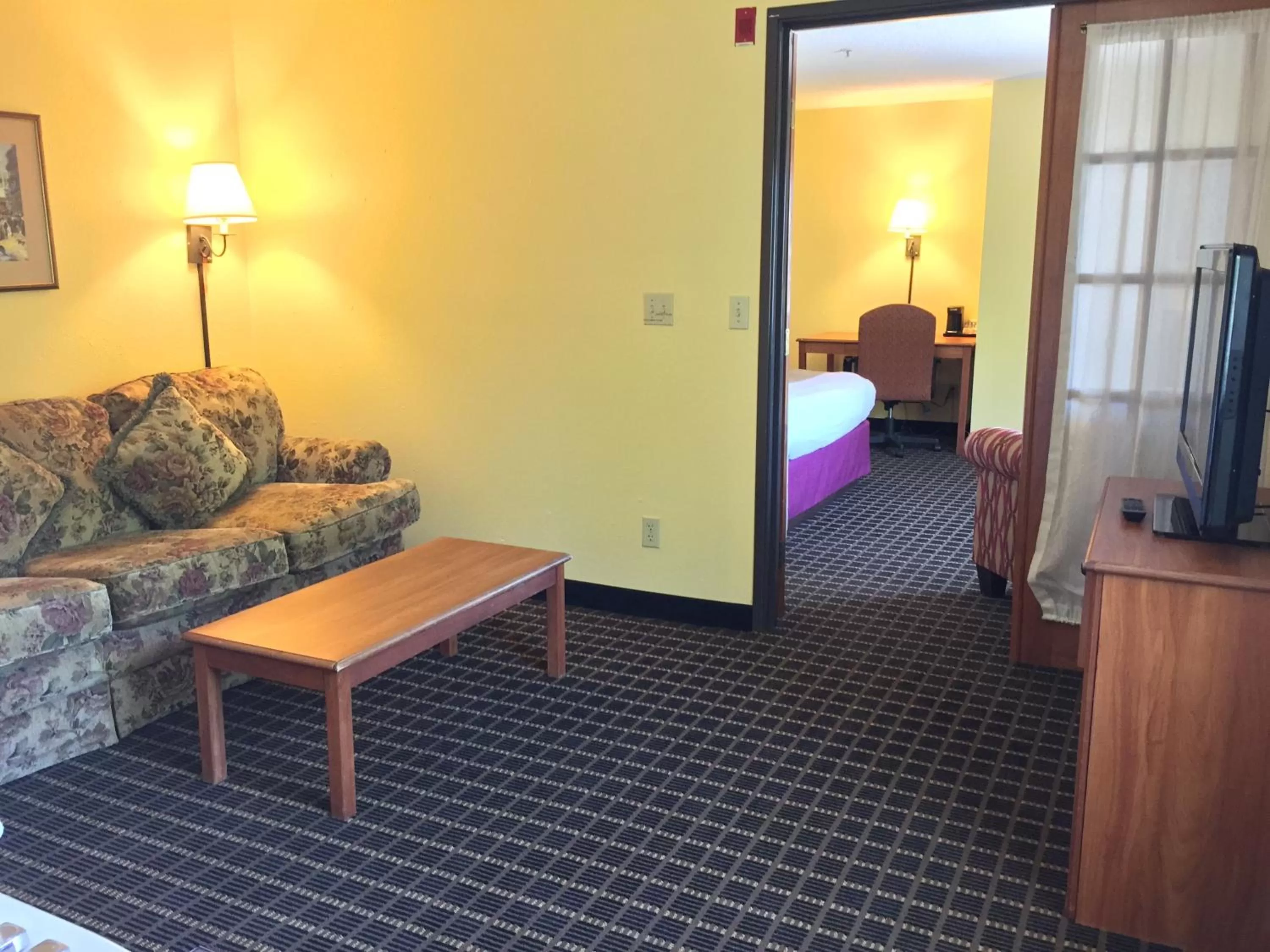 Living room, Bed in Quality Inn & Suites Harrington - Milford