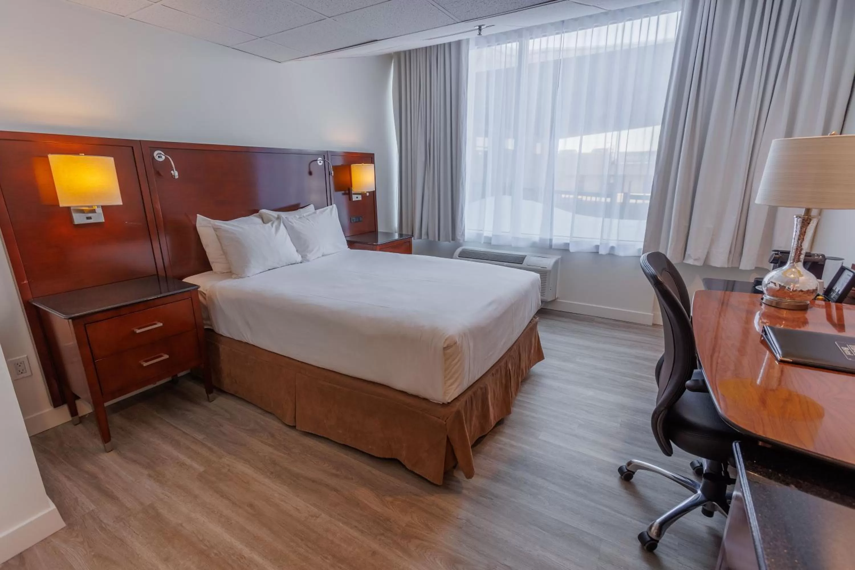 Bedroom, Bed in Travelodge by Wyndham Quebec City Hotel & Convention Centre