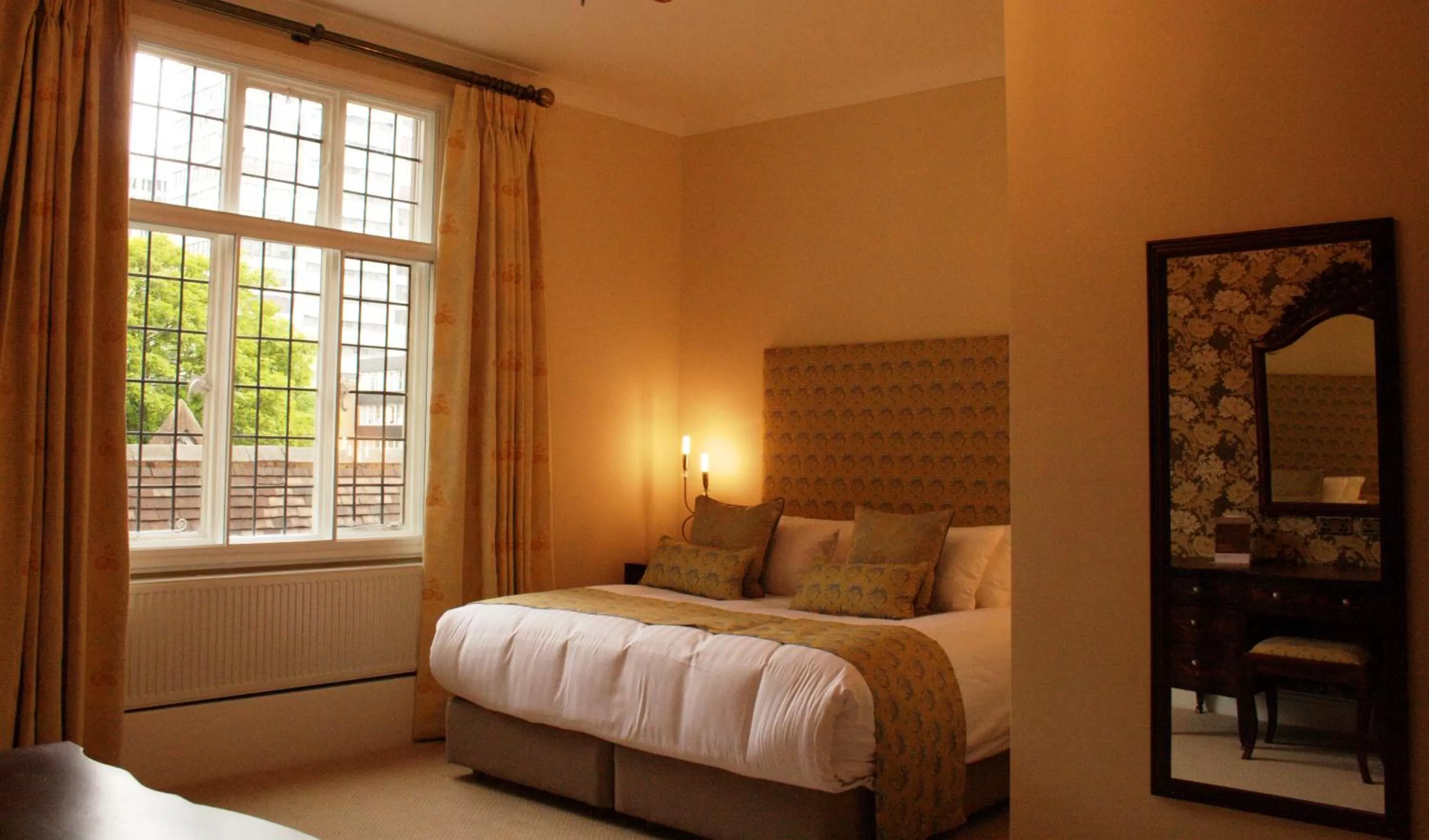 Bed in Best Western Plough and Harrow Hotel