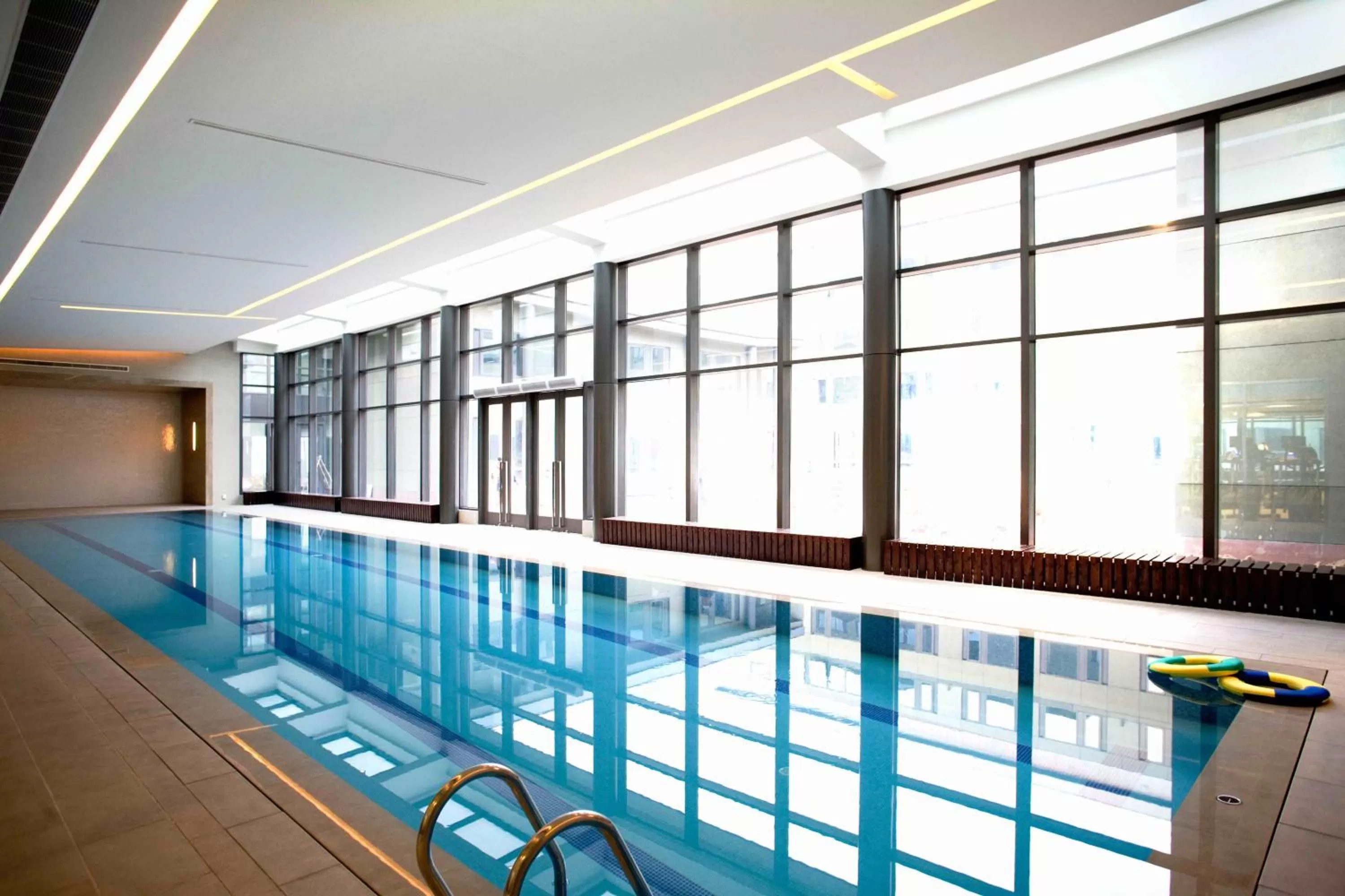 Swimming pool in Shanghai Parkyard Hotel