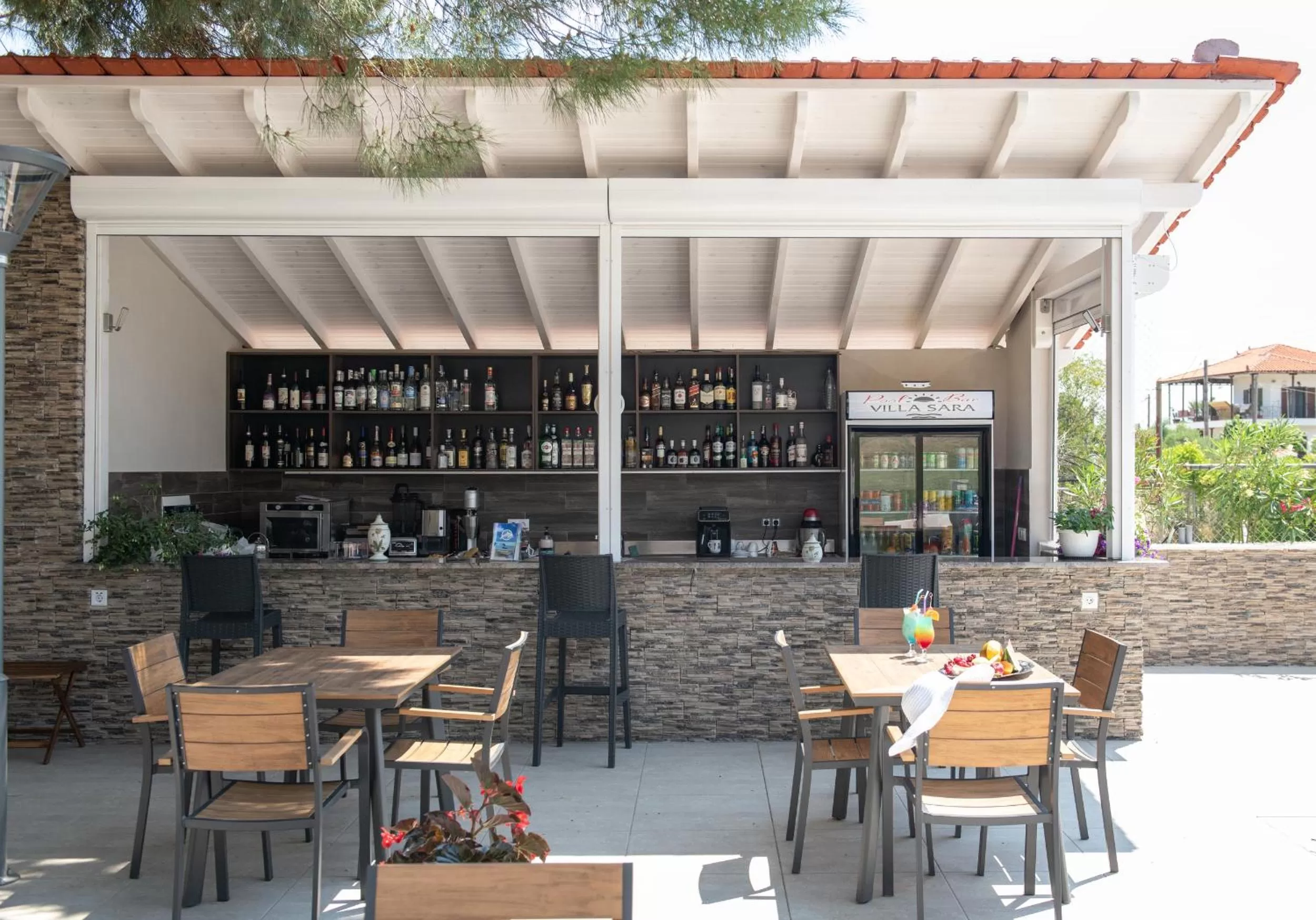 Restaurant/places to eat in Villa Sara