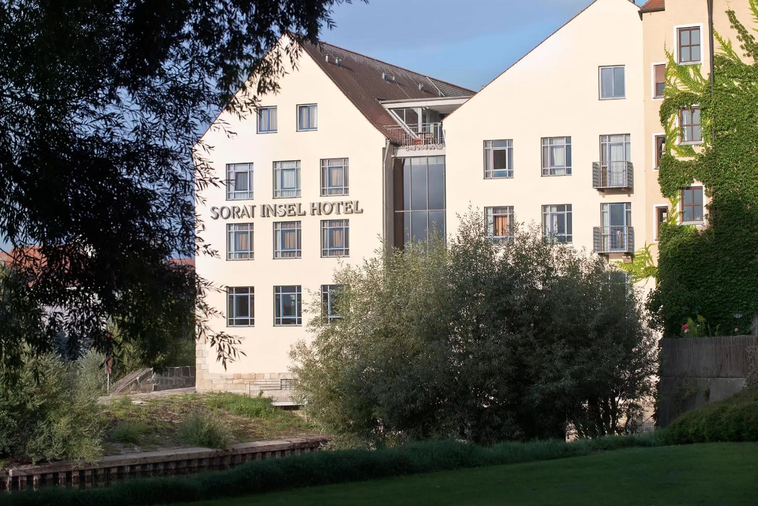 Facade/entrance in SORAT Insel-Hotel Regensburg