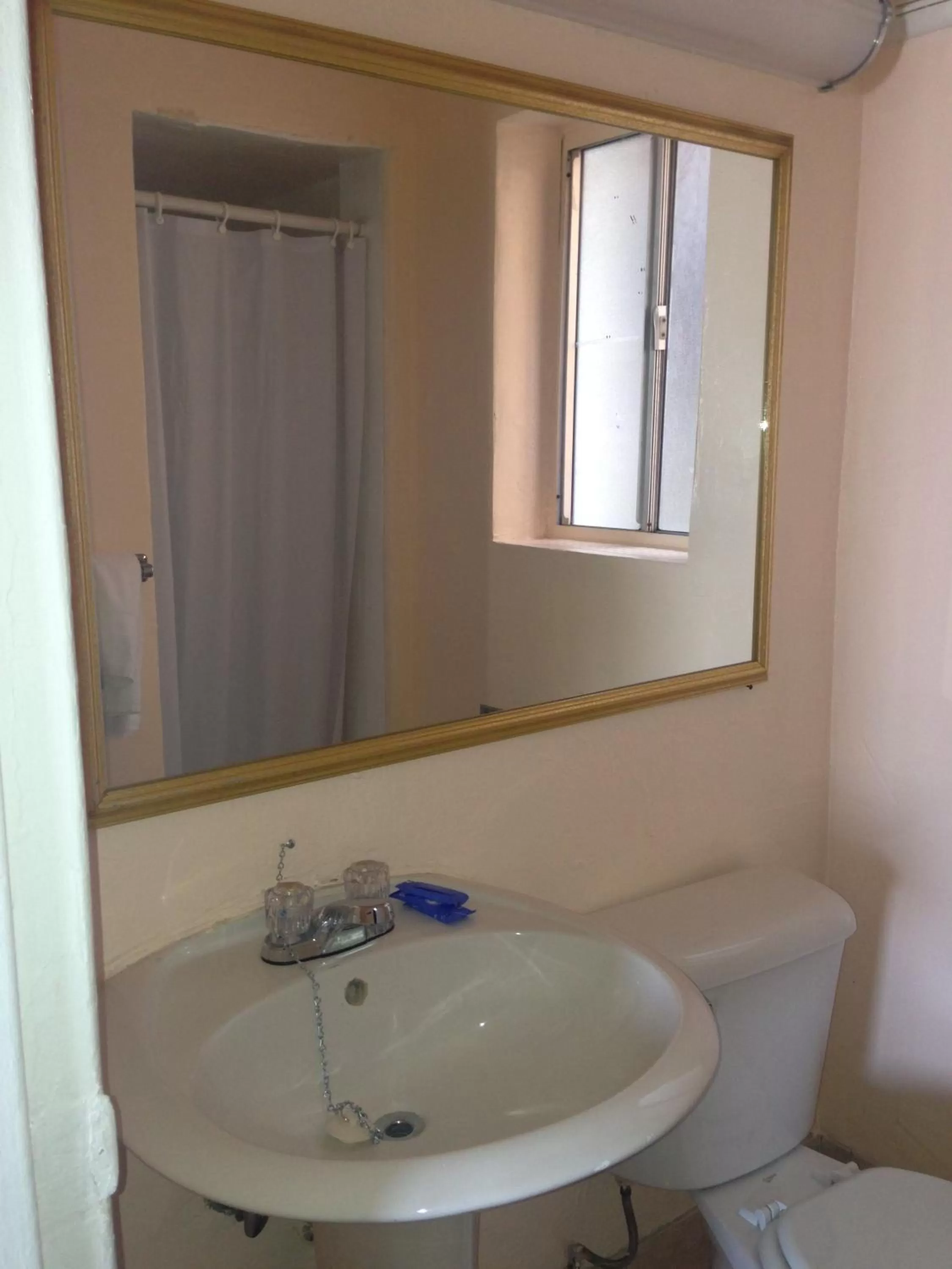 Bathroom in Americas Best Value Inn - Downtown Oakland/Lake Merritt