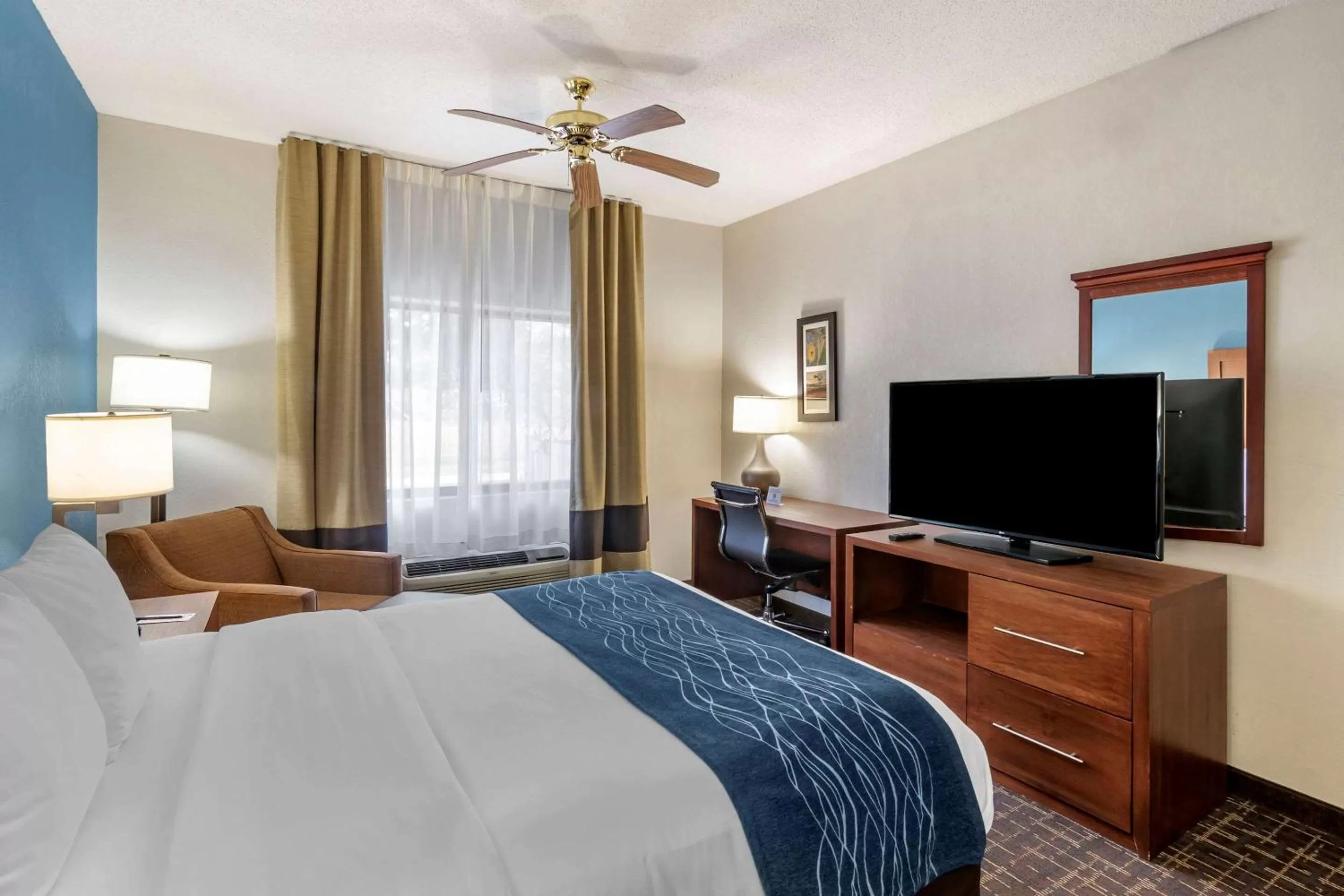 Photo of the whole room, Bed in Comfort Inn & Suites Lees Summit - Kansas City