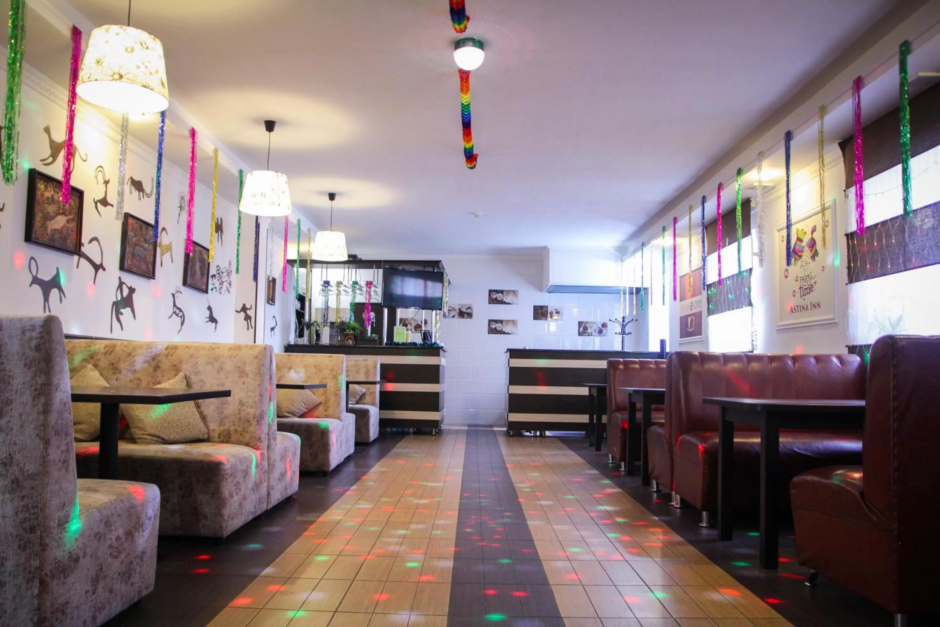 Kitchen or kitchenette, Lounge/Bar in Astina Hotel