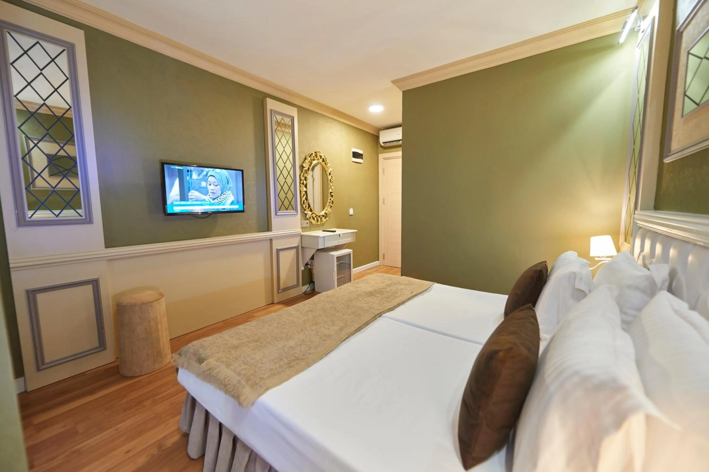 Photo of the whole room, Bed in Sunlight Hotel