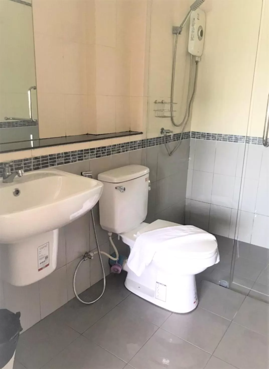 Bathroom in La La Moon Krabi Poshtel'n' Pool