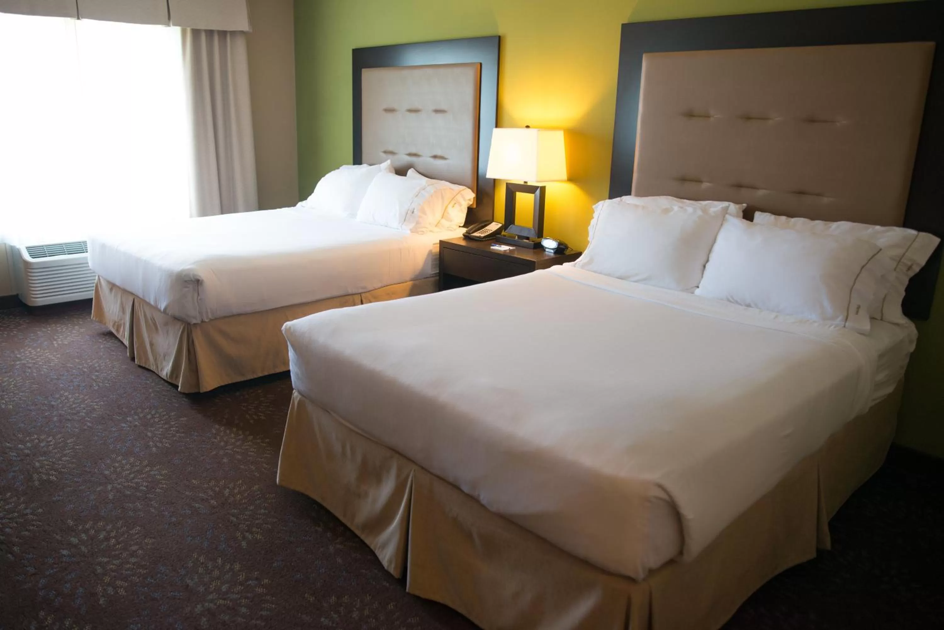 Photo of the whole room, Bed in Holiday Inn Express & Suites Northwood by IHG
