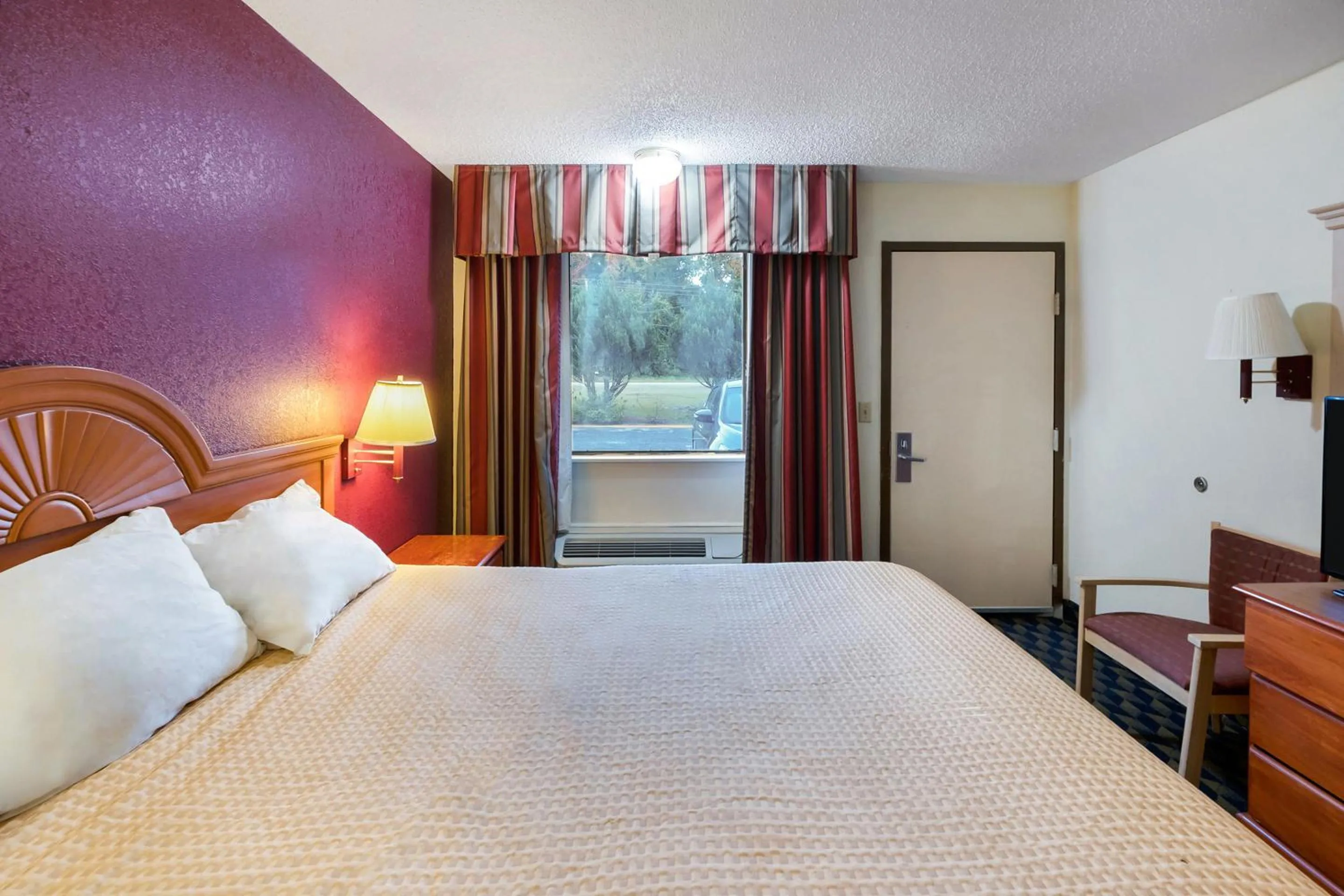 Bedroom in OYO Hotel Manning SC