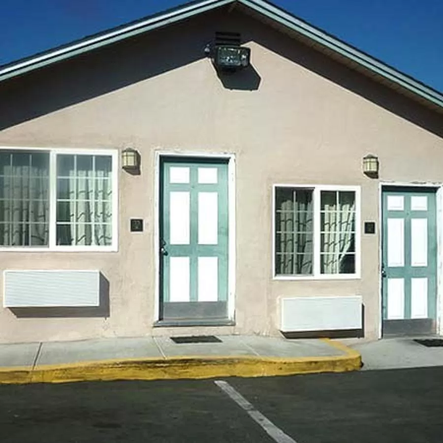 Facade/entrance in Deluxe Inn Redwood City