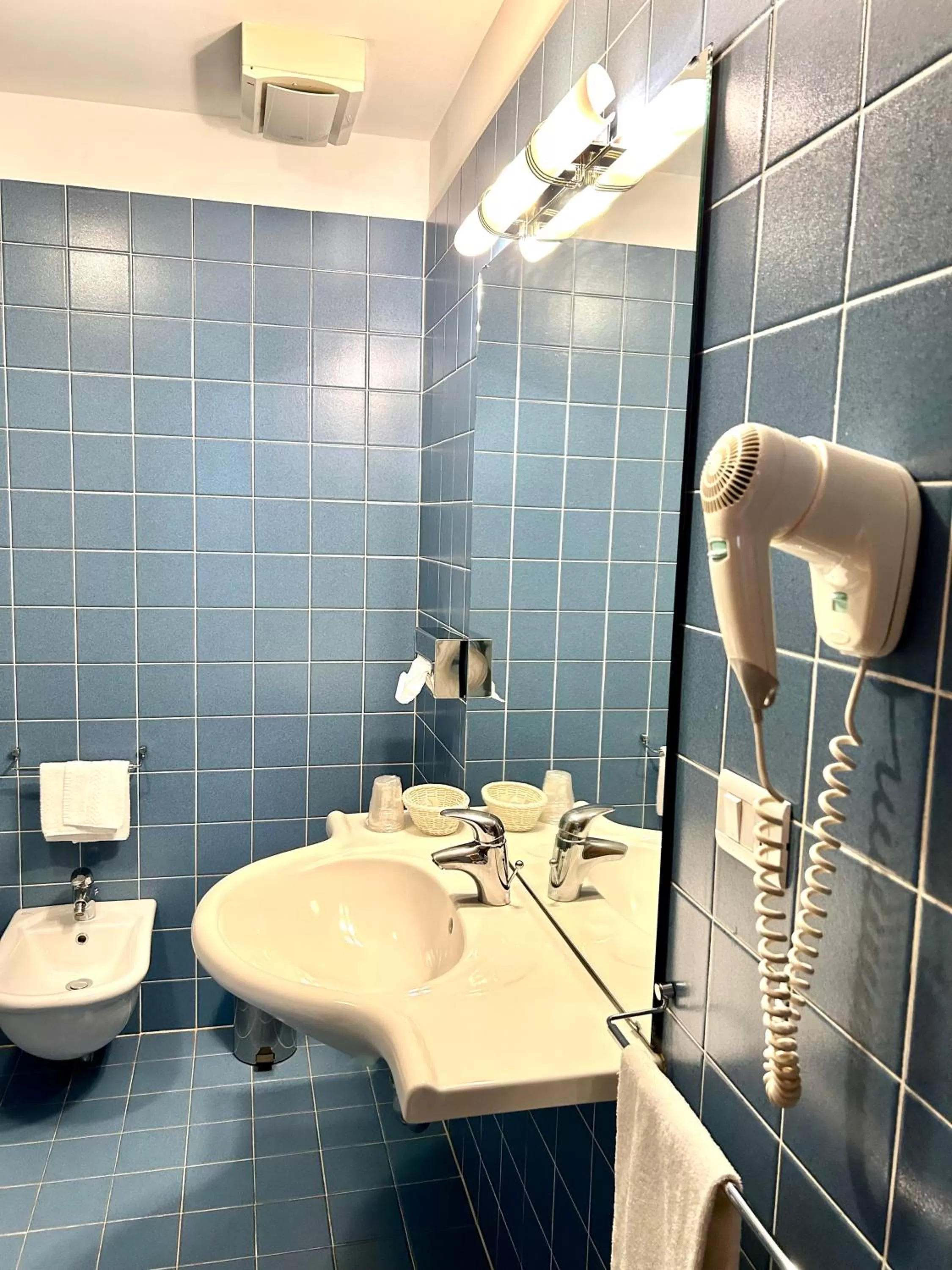 Shower in Hotel Due Torri Tempesta