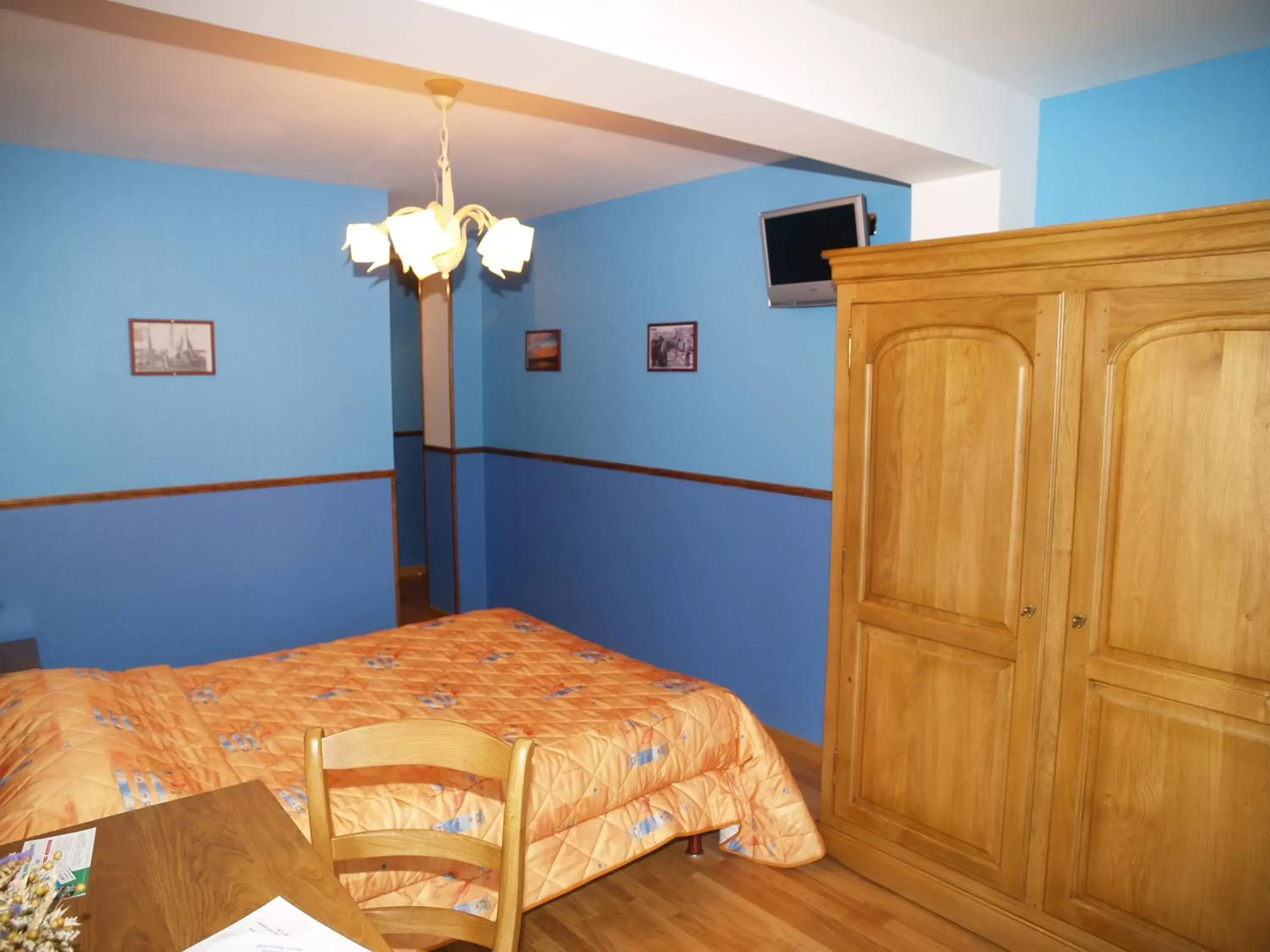 Triple Room with Sea View in Hôtel De Calais Triple Room with Sea View in Hôtel De Calais