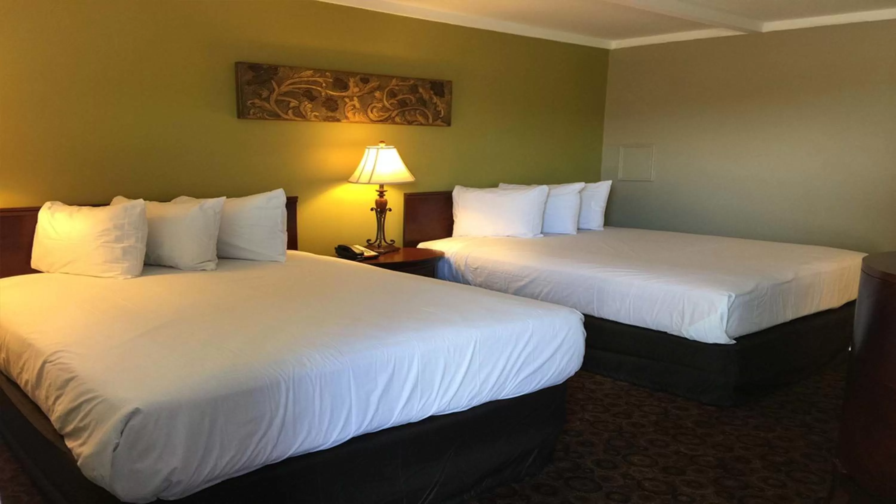 Photo of the whole room, Bed in Kentucky Lake Inn