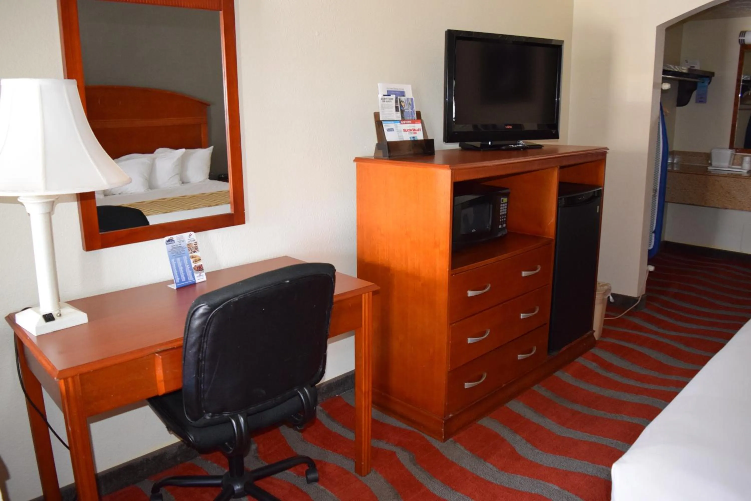 TV and multimedia, Bed in Travelodge Inn & Suites by Wyndham Norman