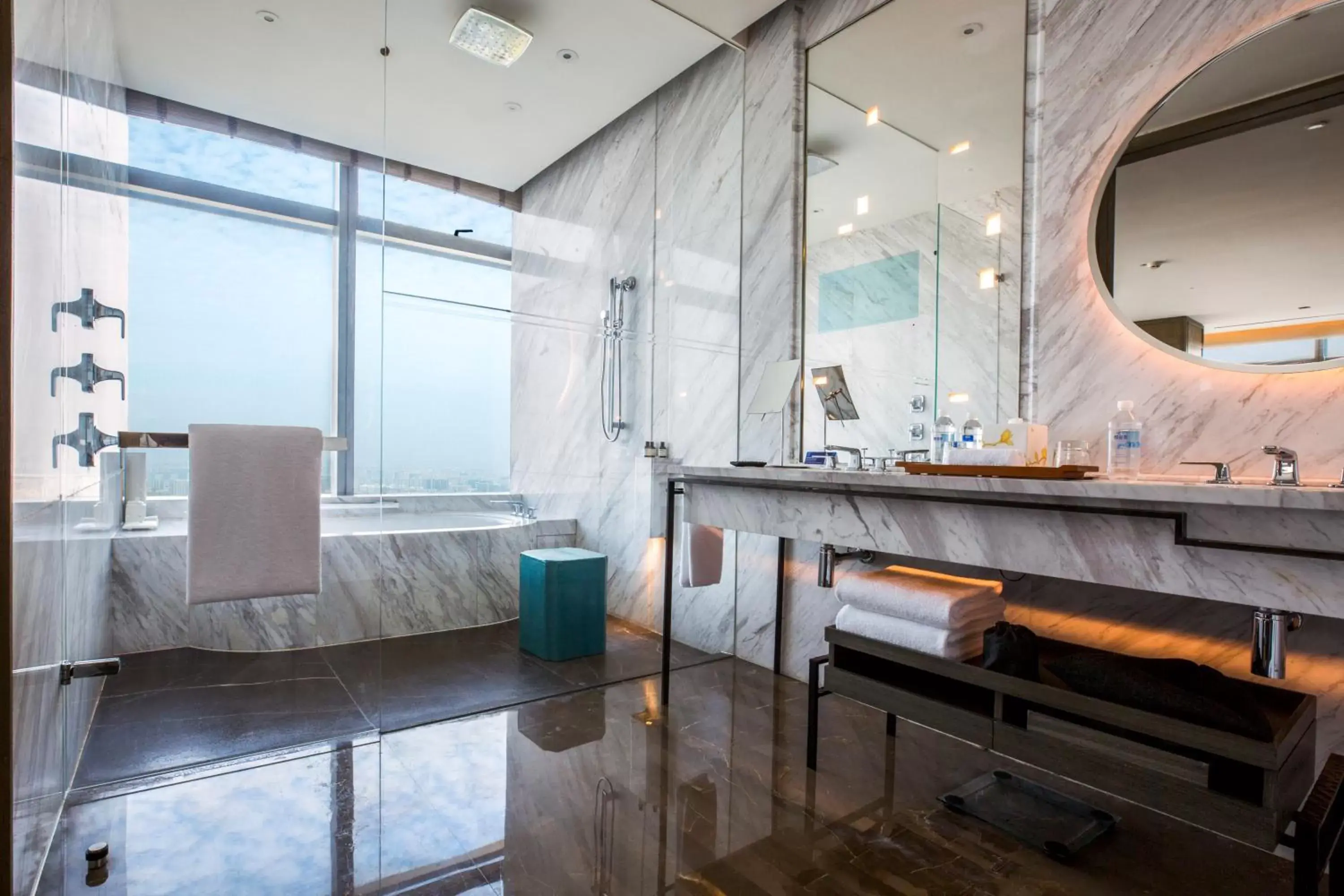 Deluxe King Room with River View in Park Hyatt Hangzhou Deluxe King Room with River View in Park Hyatt Hangzhou