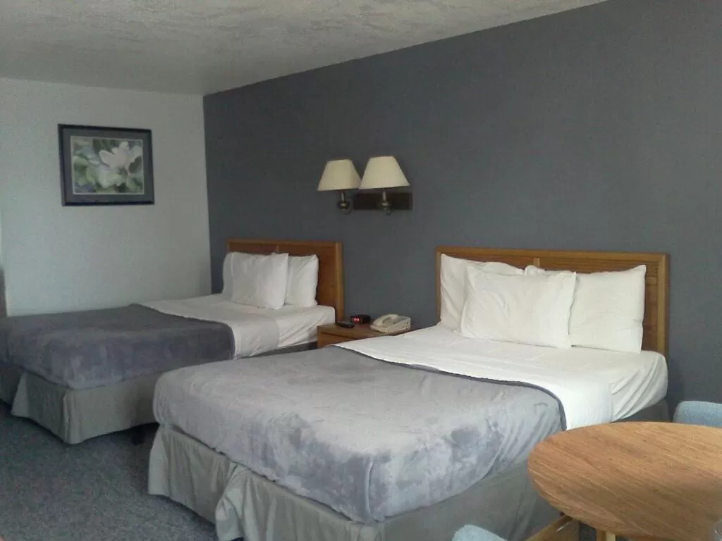 Bed in Quail's Nest Inn & Suites