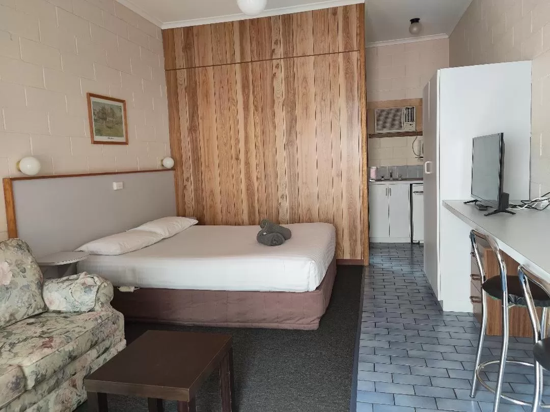 Photo of the whole room, Bed in Yarragon Motel