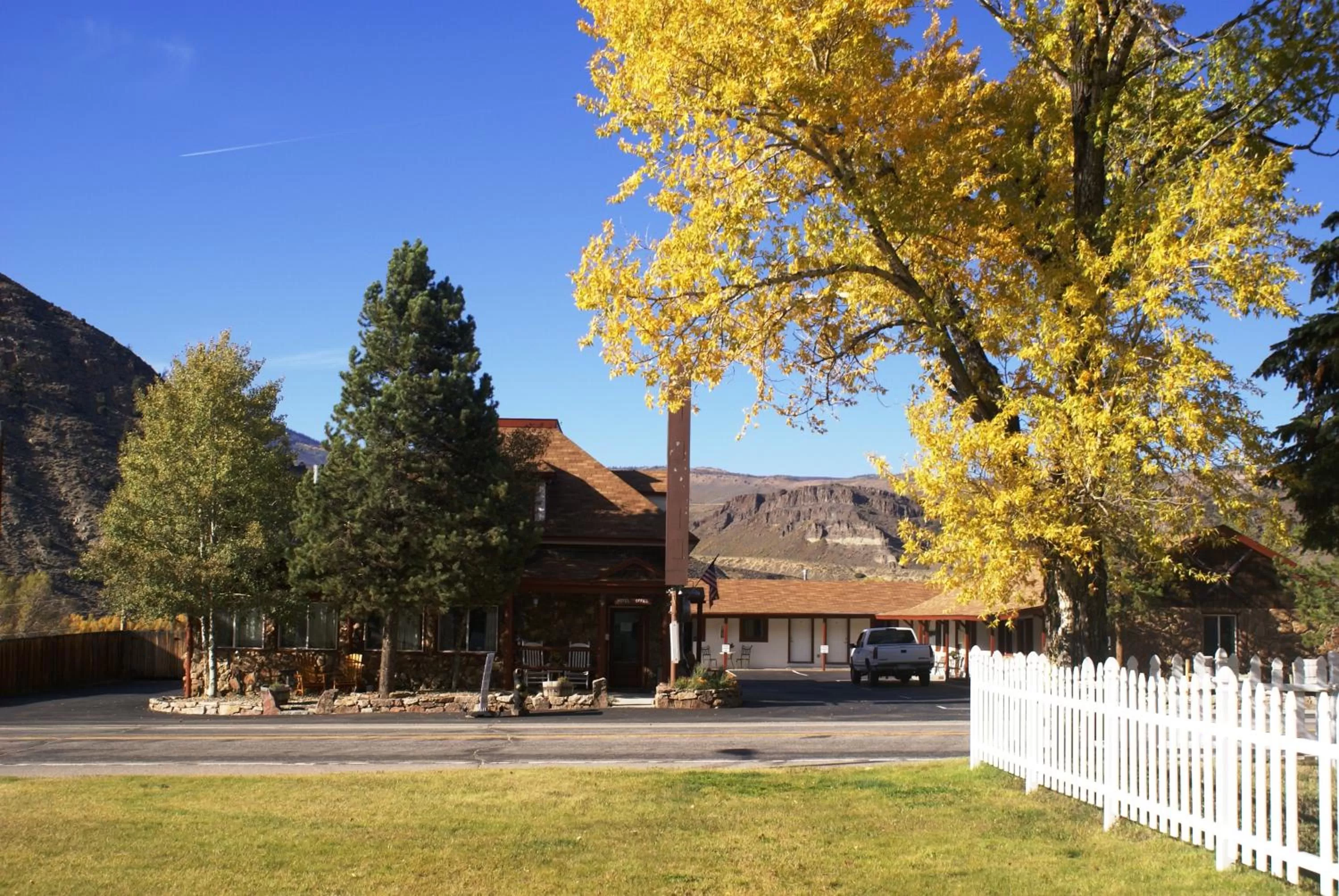 Facade/entrance in Canyon Motel near Rocky Mountain National Park