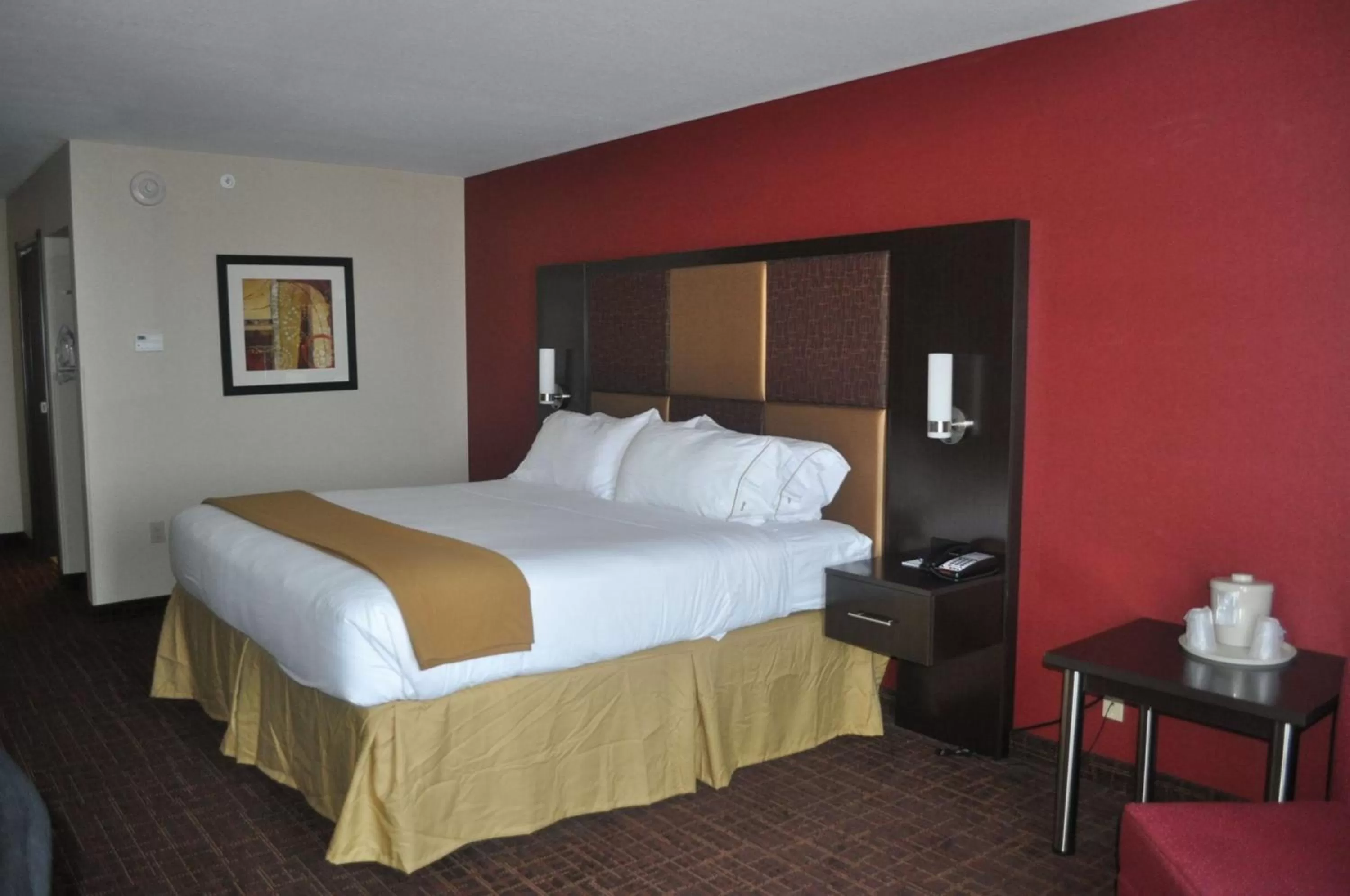 Photo of the whole room, Bed in Holiday Inn Express Greensburg by IHG