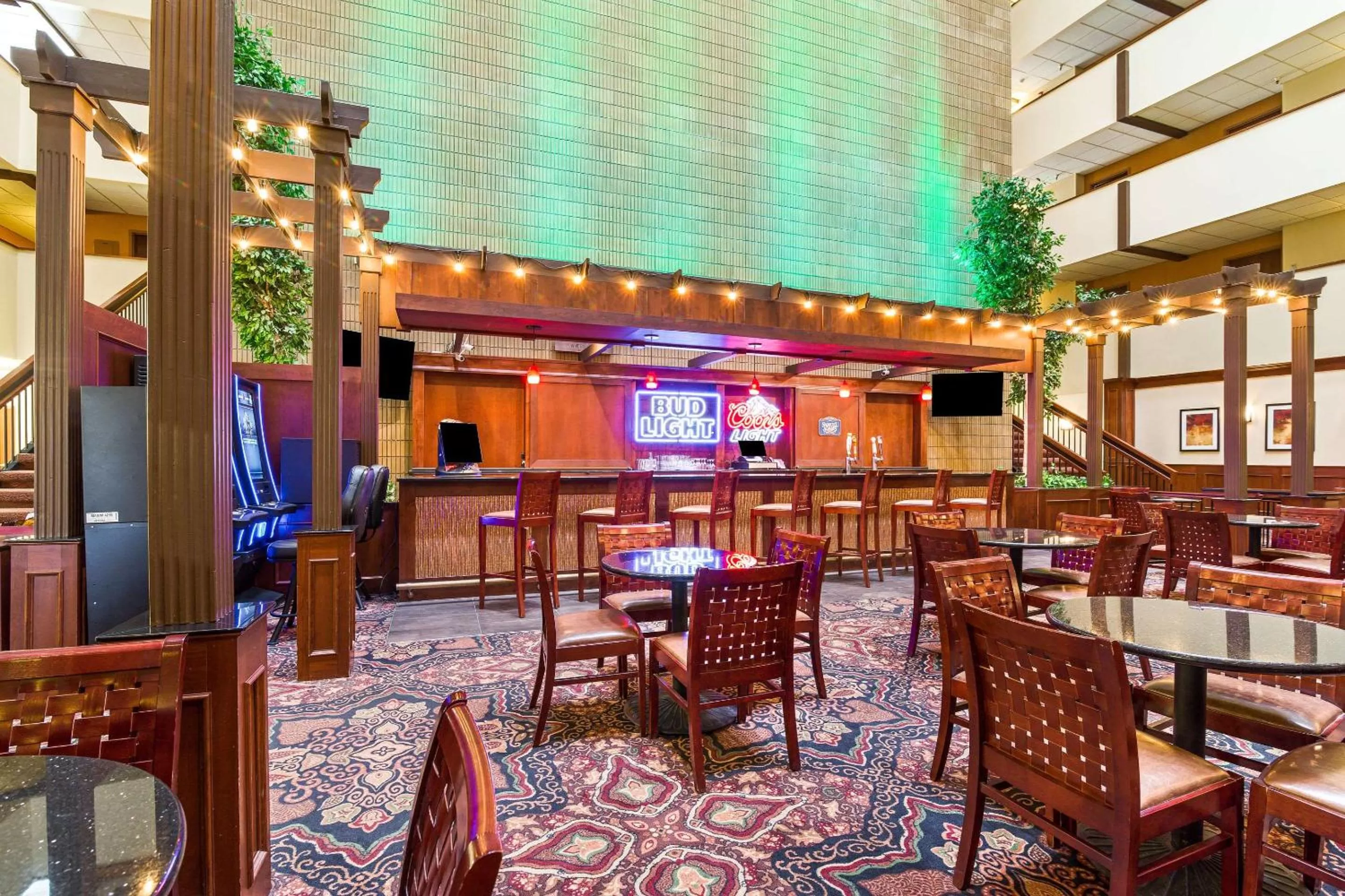 Restaurant/places to eat in Clarion Hotel Convention Center