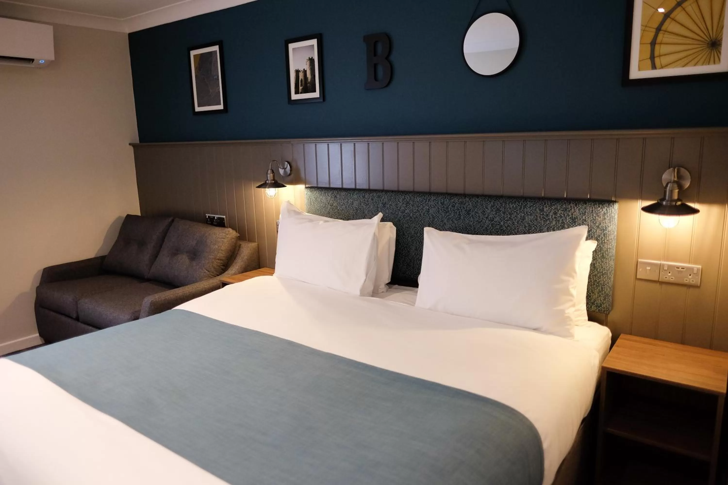 Deluxe King Room in Almondsbury Interchange Hotel