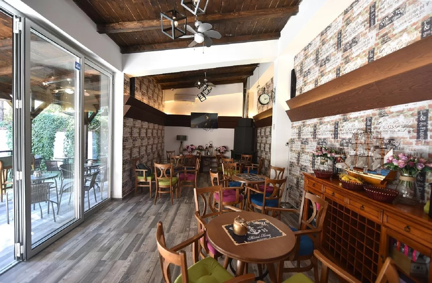 Villa Nina Hotel & Lounge bar