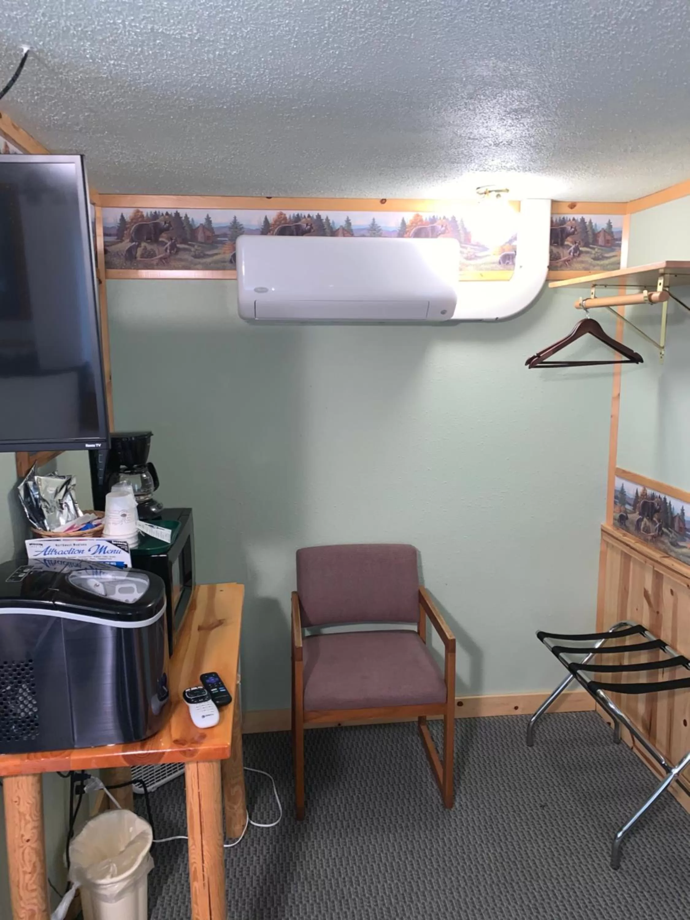 Coffee/tea facilities in Glacier Haven Inn