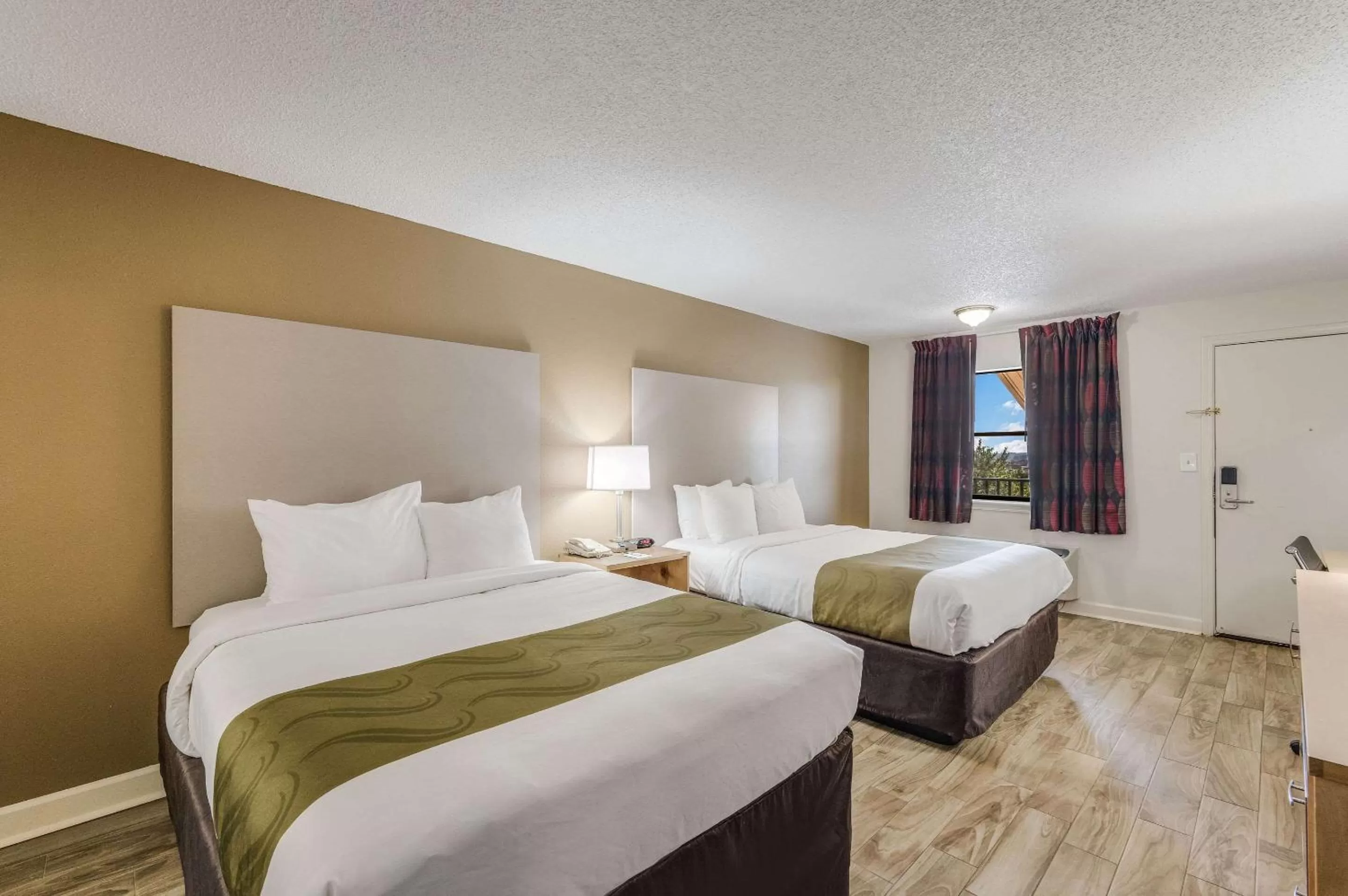 Photo of the whole room in Quality Inn & Suites Hot Springs-Lake Hamilton