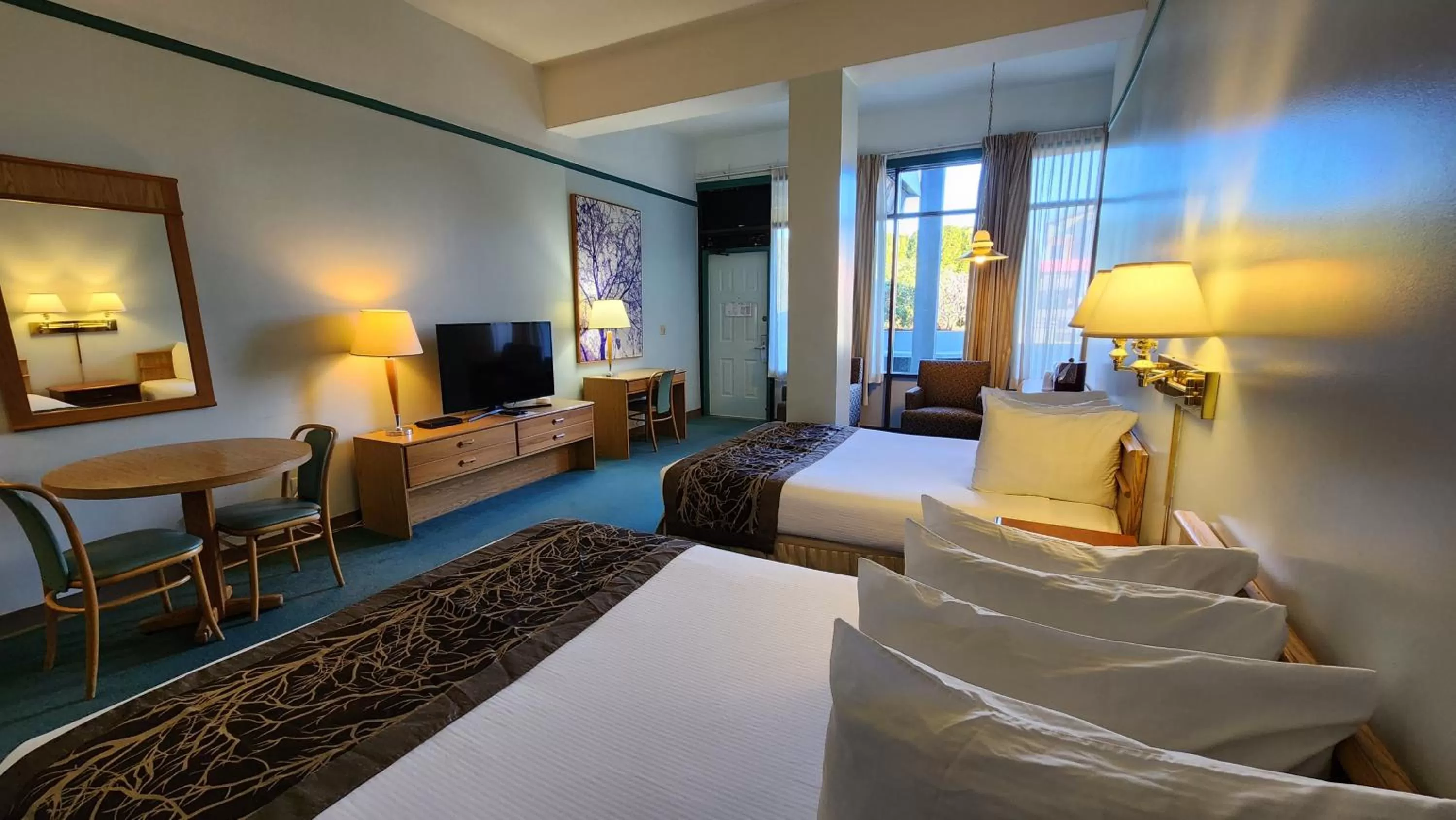 Bedroom, Bed in The Cedars Inn Hotel & Convention Centre