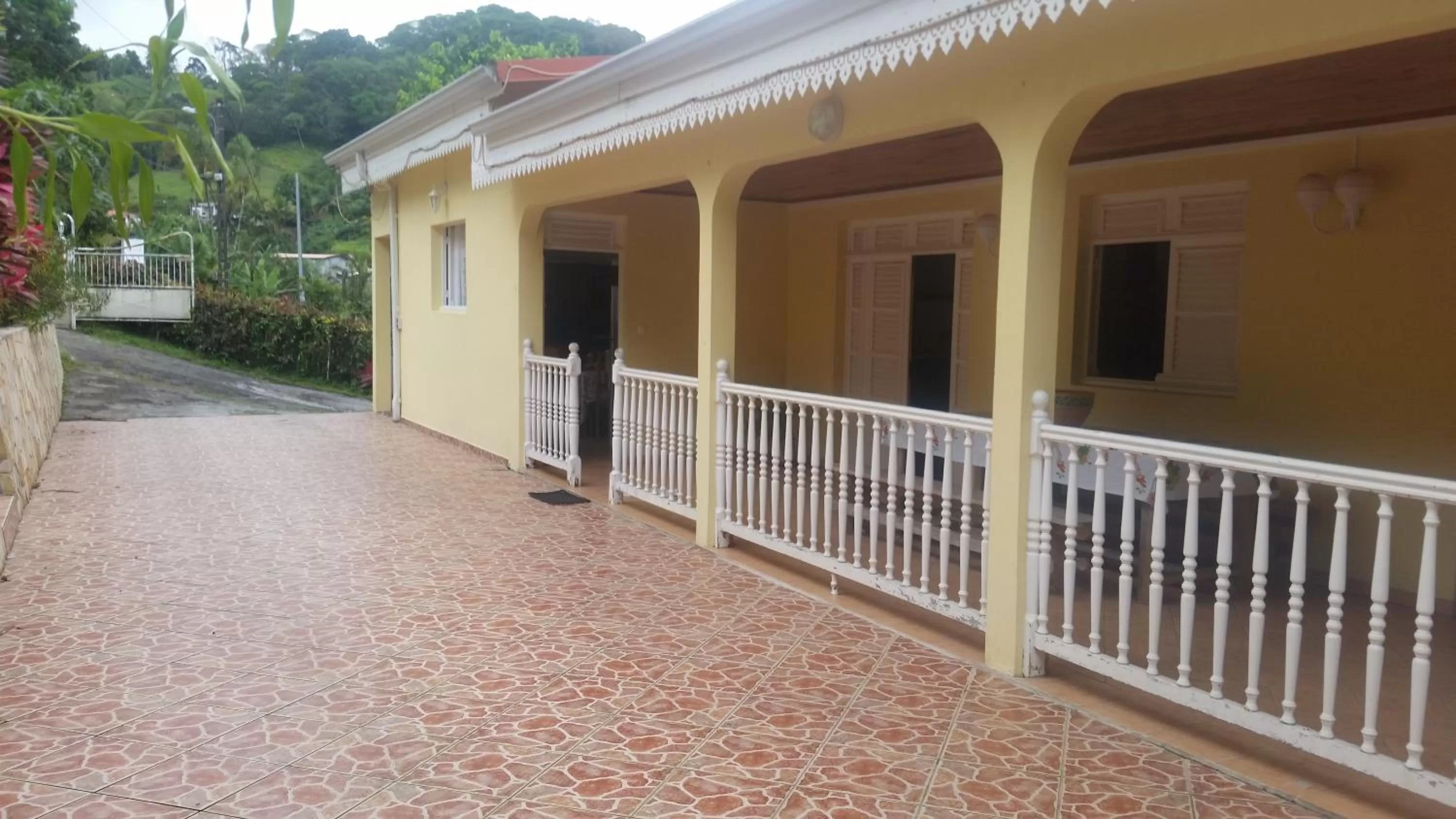 Facade/entrance in L'Oliveraie