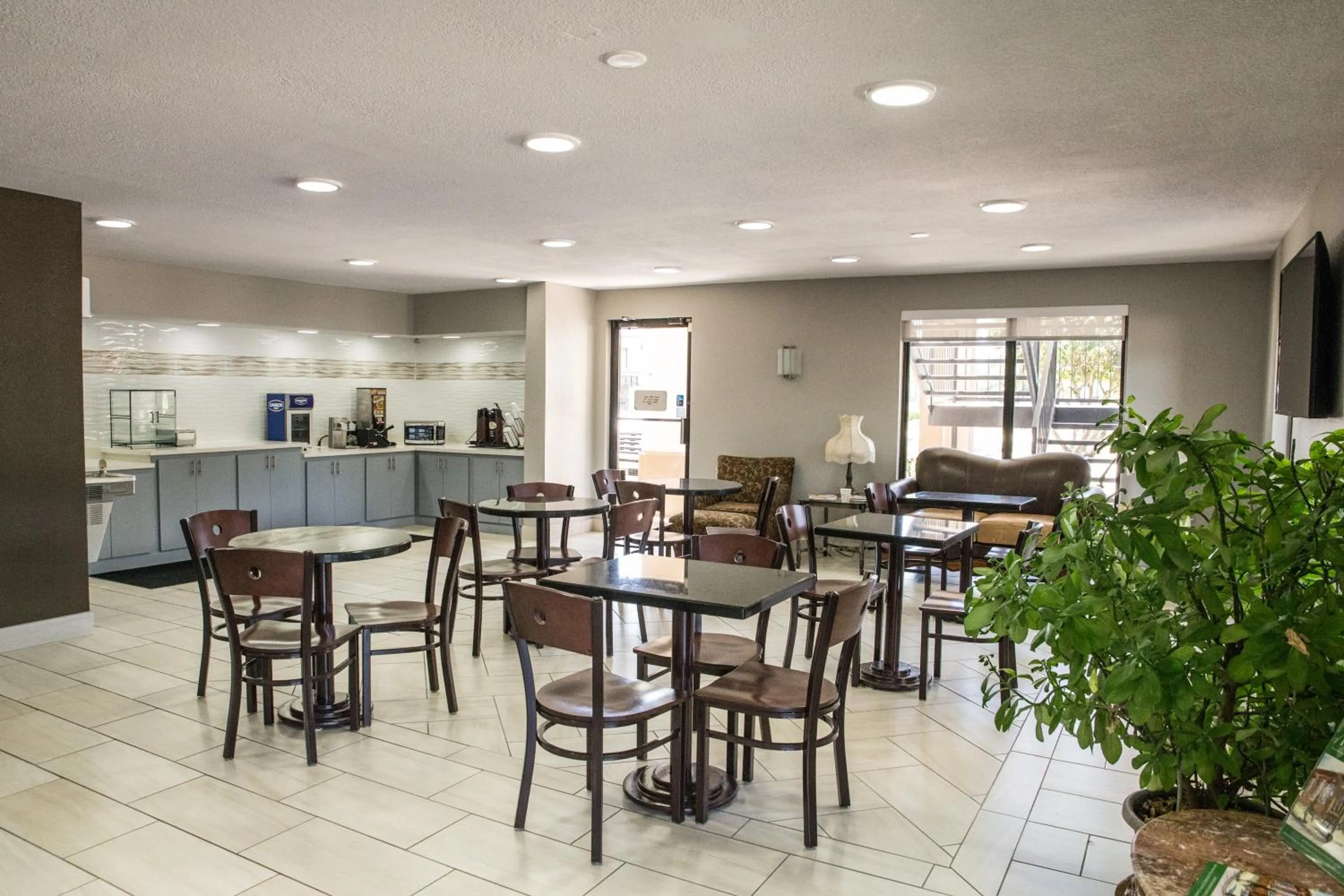 American breakfast in Mockingbird Inn & Suites