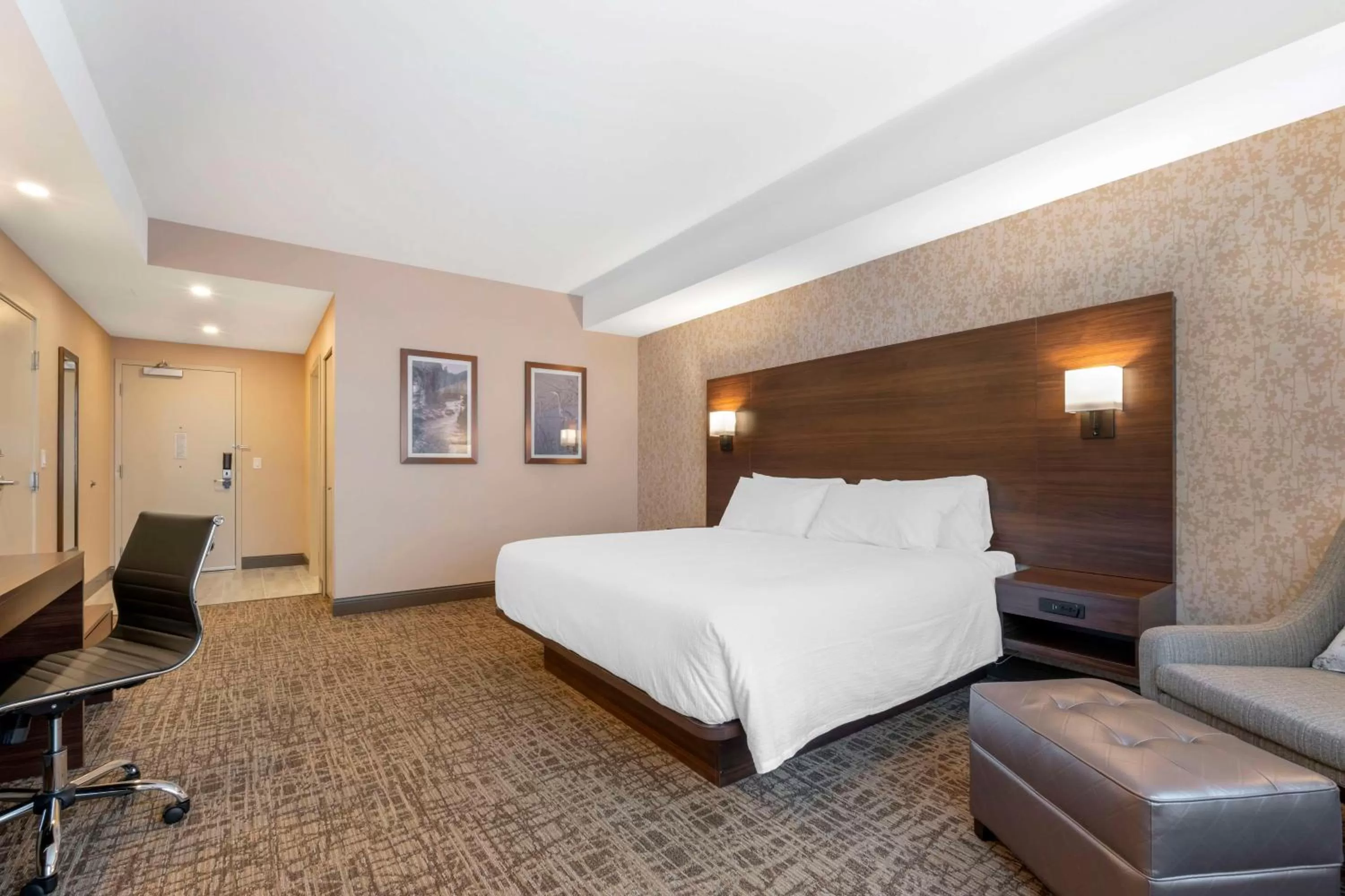 Bedroom, Bed in Best Western PLUS Mission City Lodge