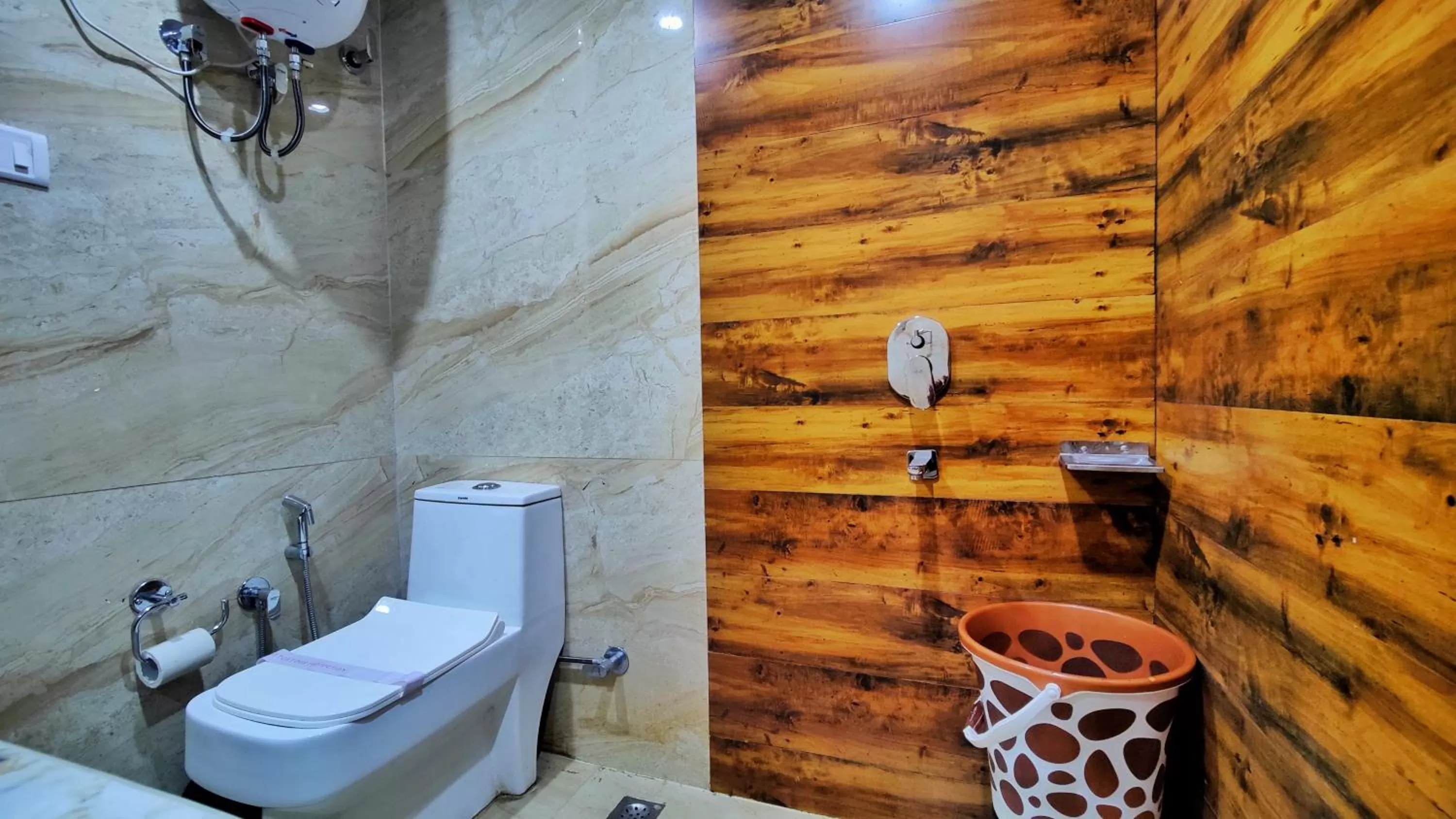 Bathroom in Auckland Hotel and Restaurant Near Mall Road