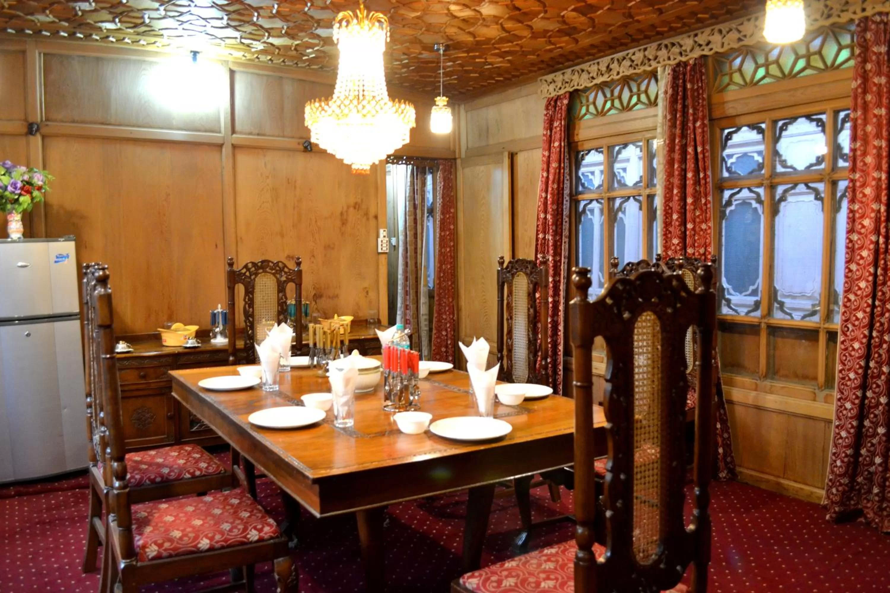 Dining area, Restaurant/Places to Eat in Nazneen Group Of Houseboats