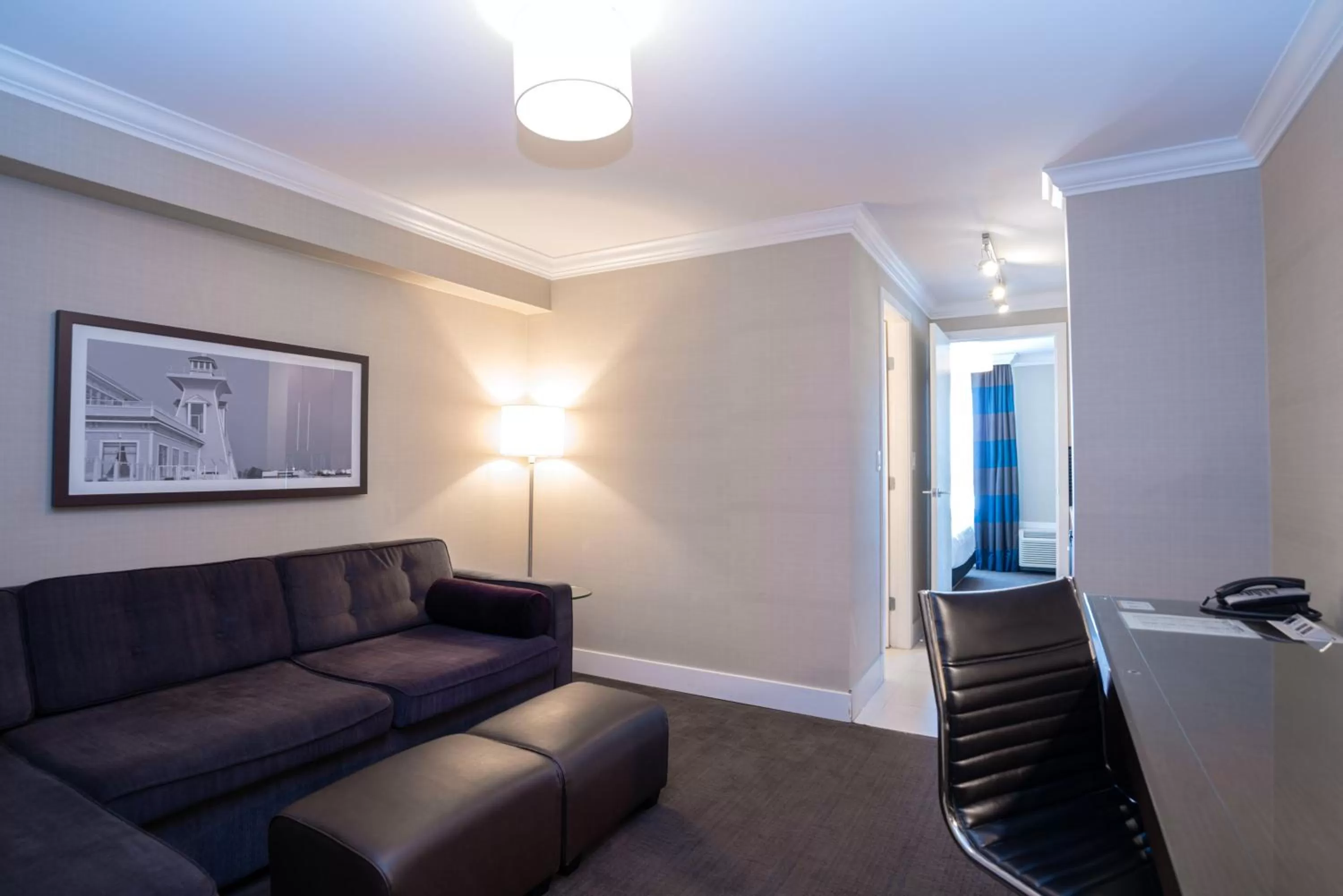 Photo of the whole room in Sandman Hotel Oakville