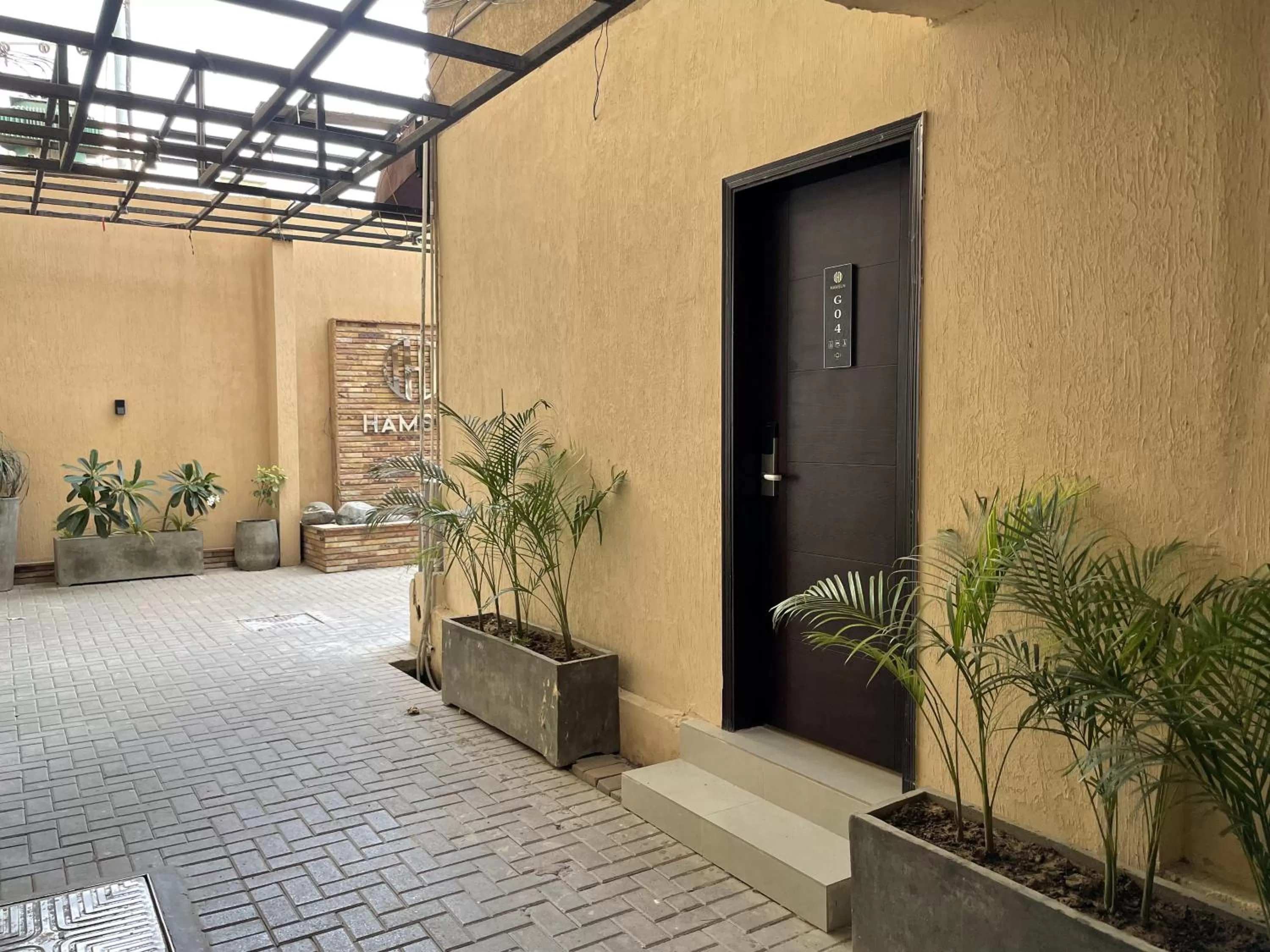 Facade/entrance in Hamsun Shahrah-e-Faisal