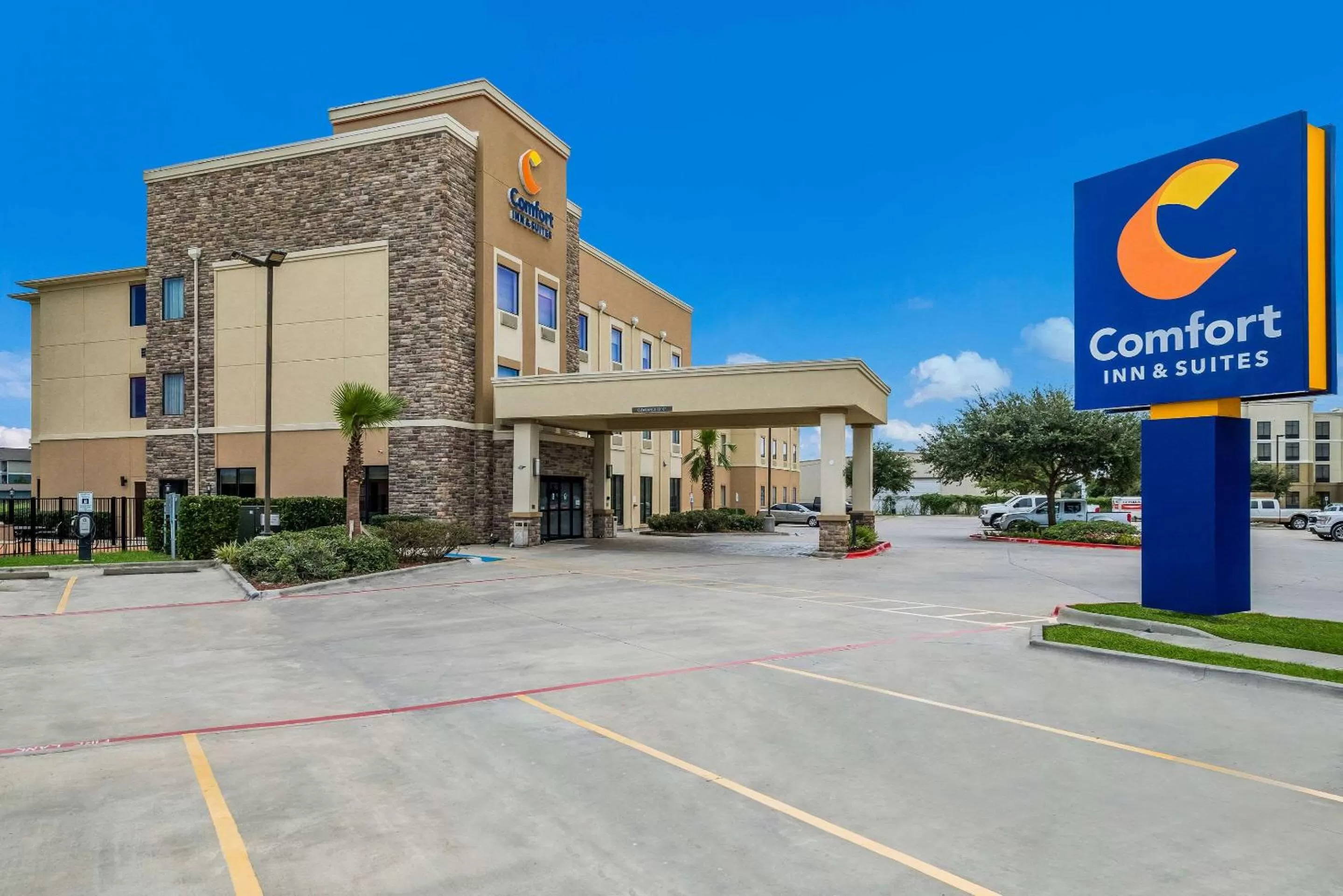 Property building in Comfort Inn & Suites Victoria North